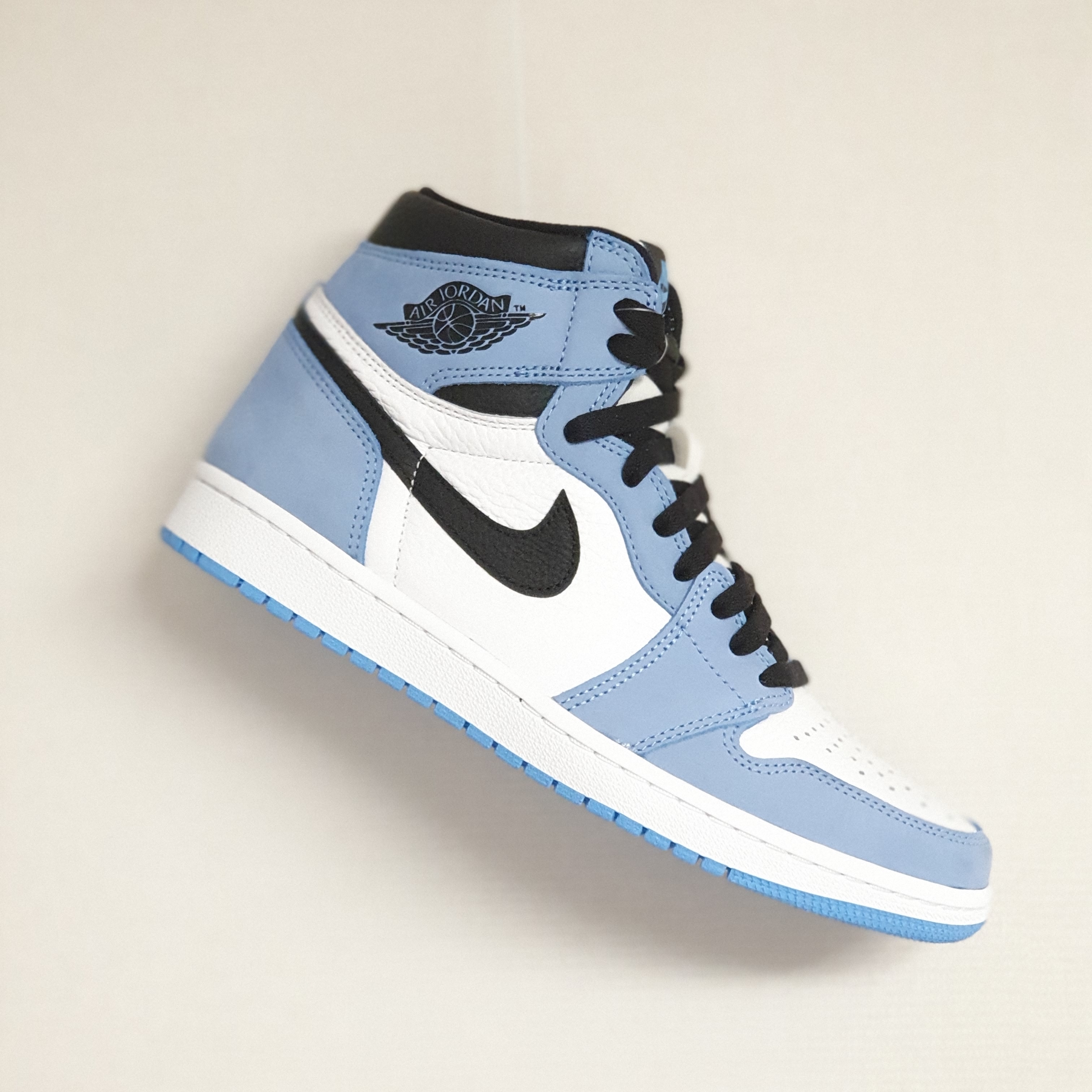 Jordan 1 Retro High OG University Blue 착용 스타일 - 2