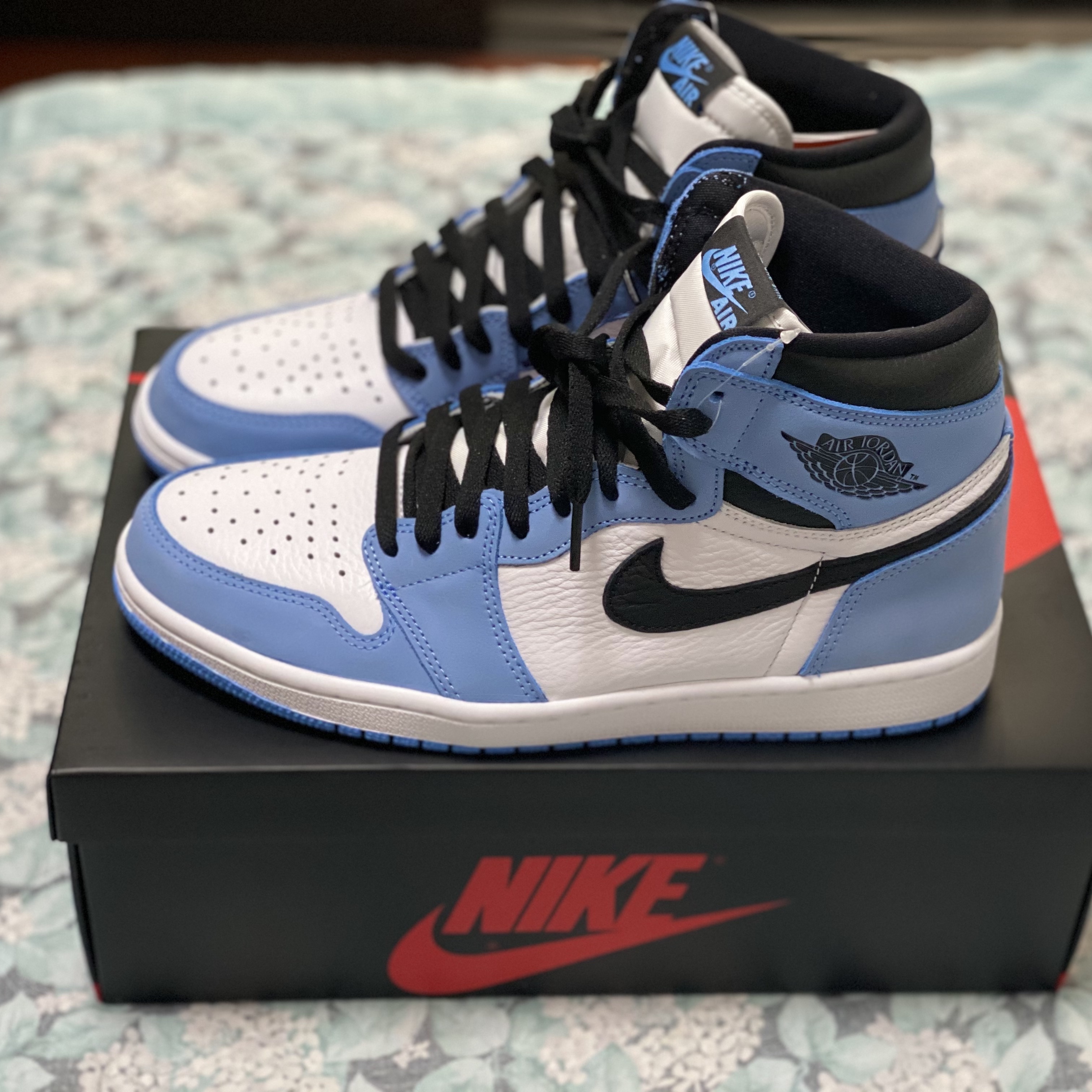 Jordan 1 Retro High OG University Blue 착용 스타일 - 3