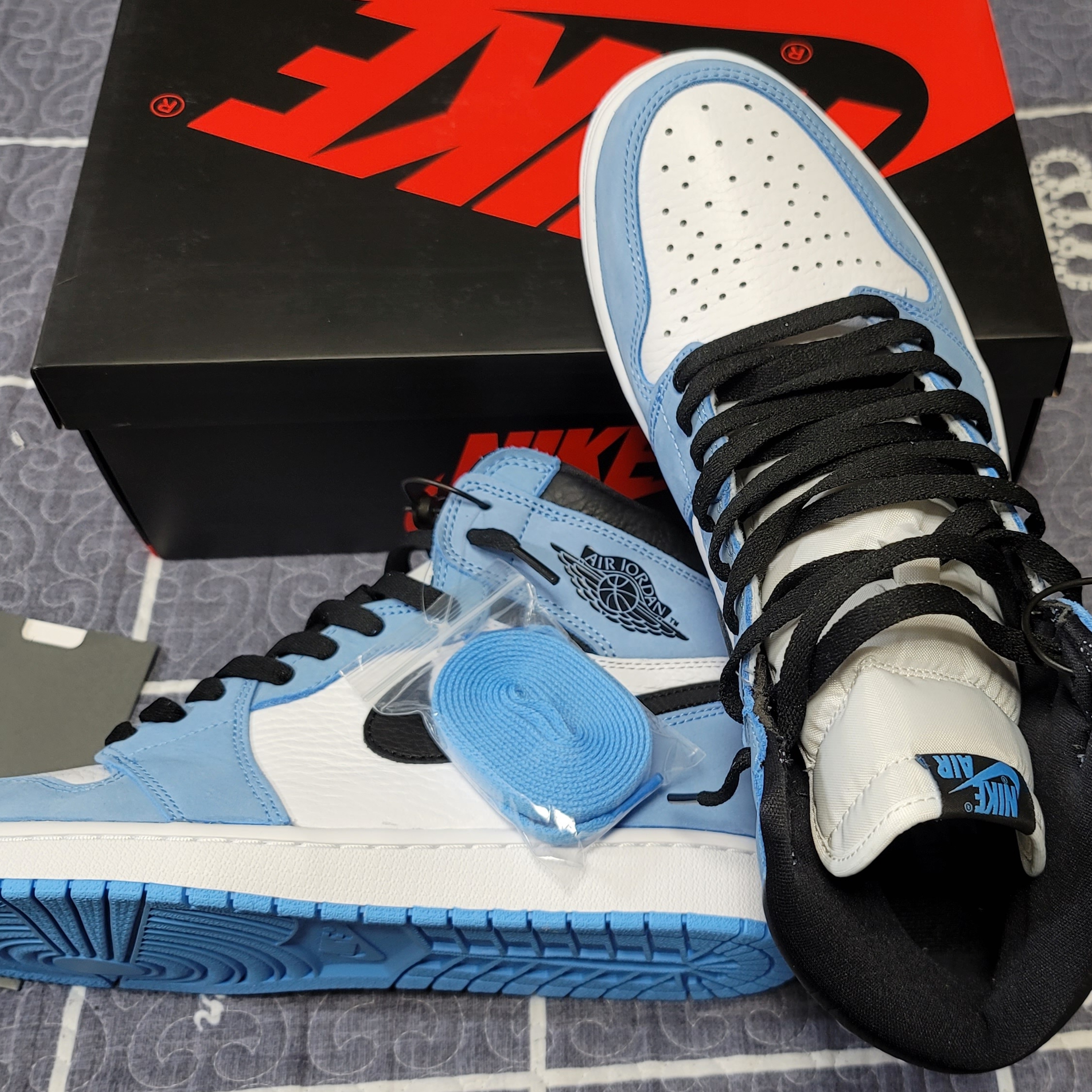 Jordan 1 Retro High OG University Blue, (GS) Jordan 1 Retro High OG University Blue 착용 스타일 - 3