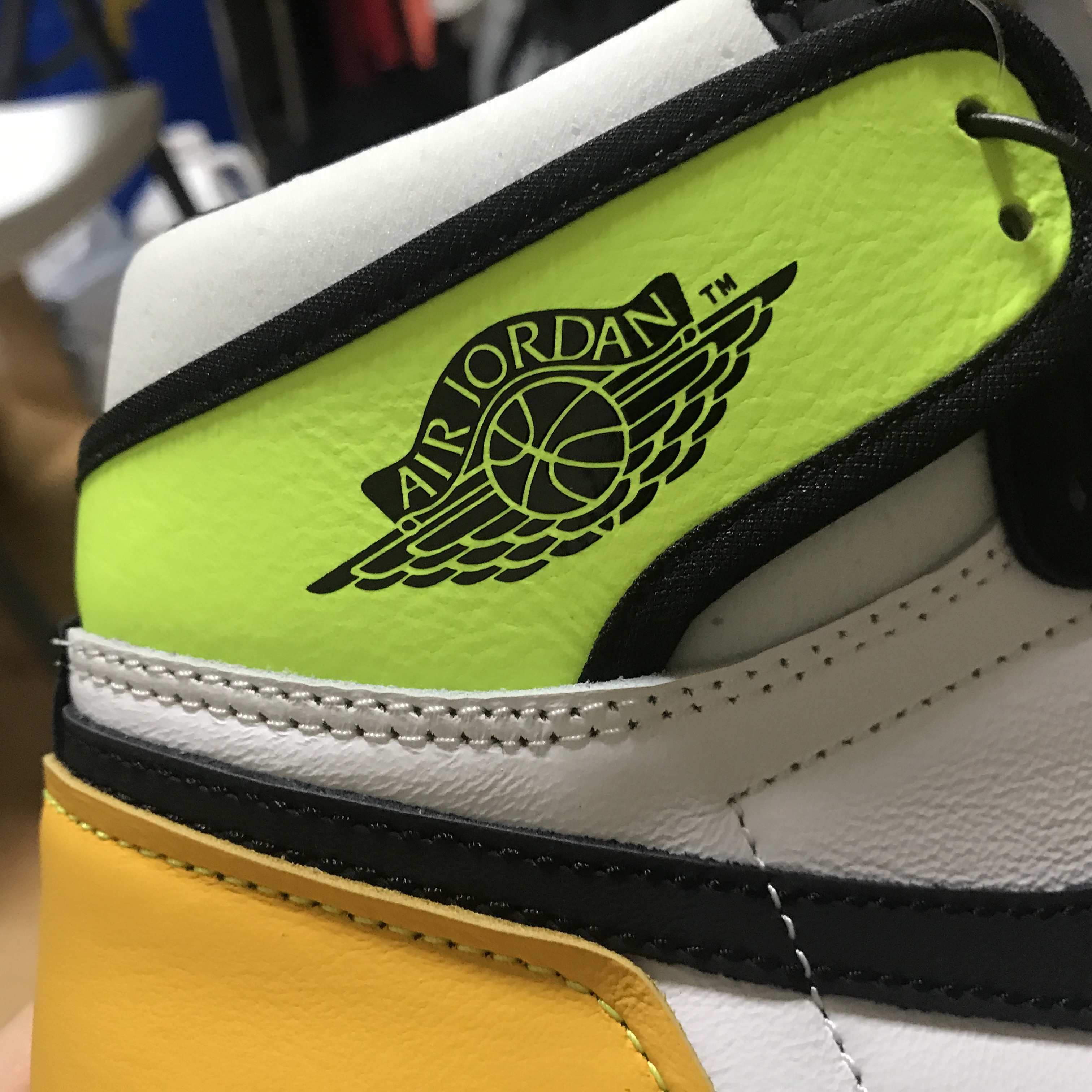Jordan 1 Retro High OG Volt Gold 착용 스타일 - 1