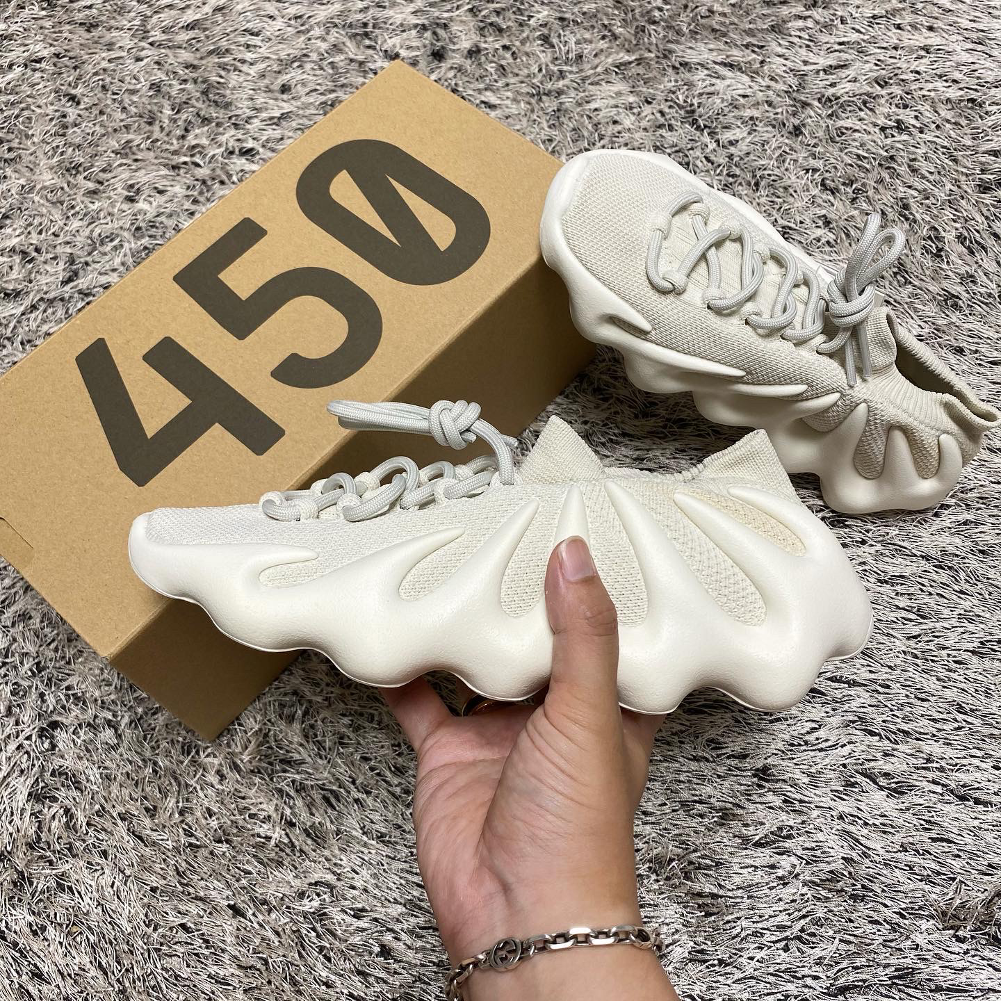 Adidas Yeezy 450 Cloud White 착용 스타일 - 1