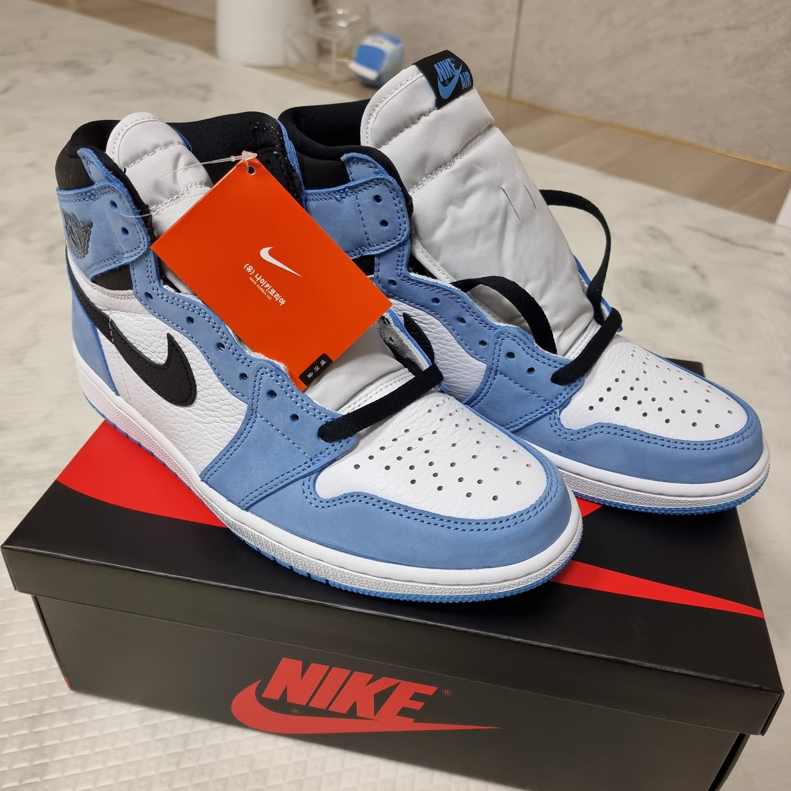 Jordan 1 Retro High OG University Blue 착용 스타일 - 3