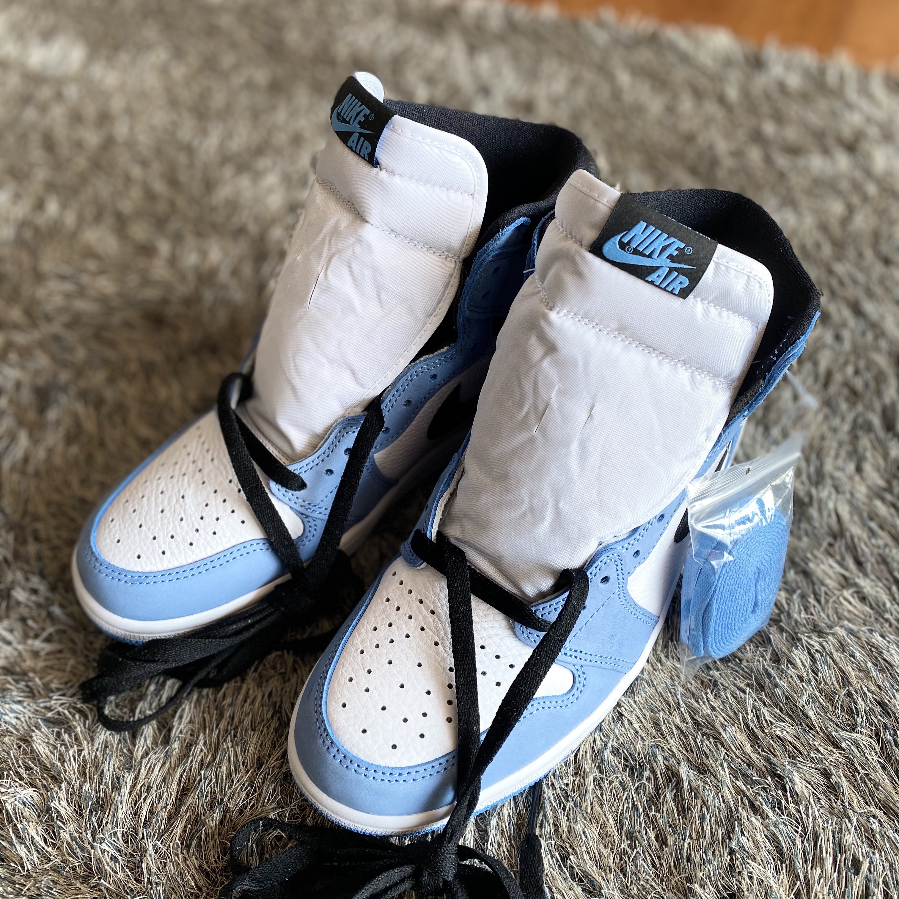 Jordan 1 Retro High OG University Blue 착용 스타일 - 1