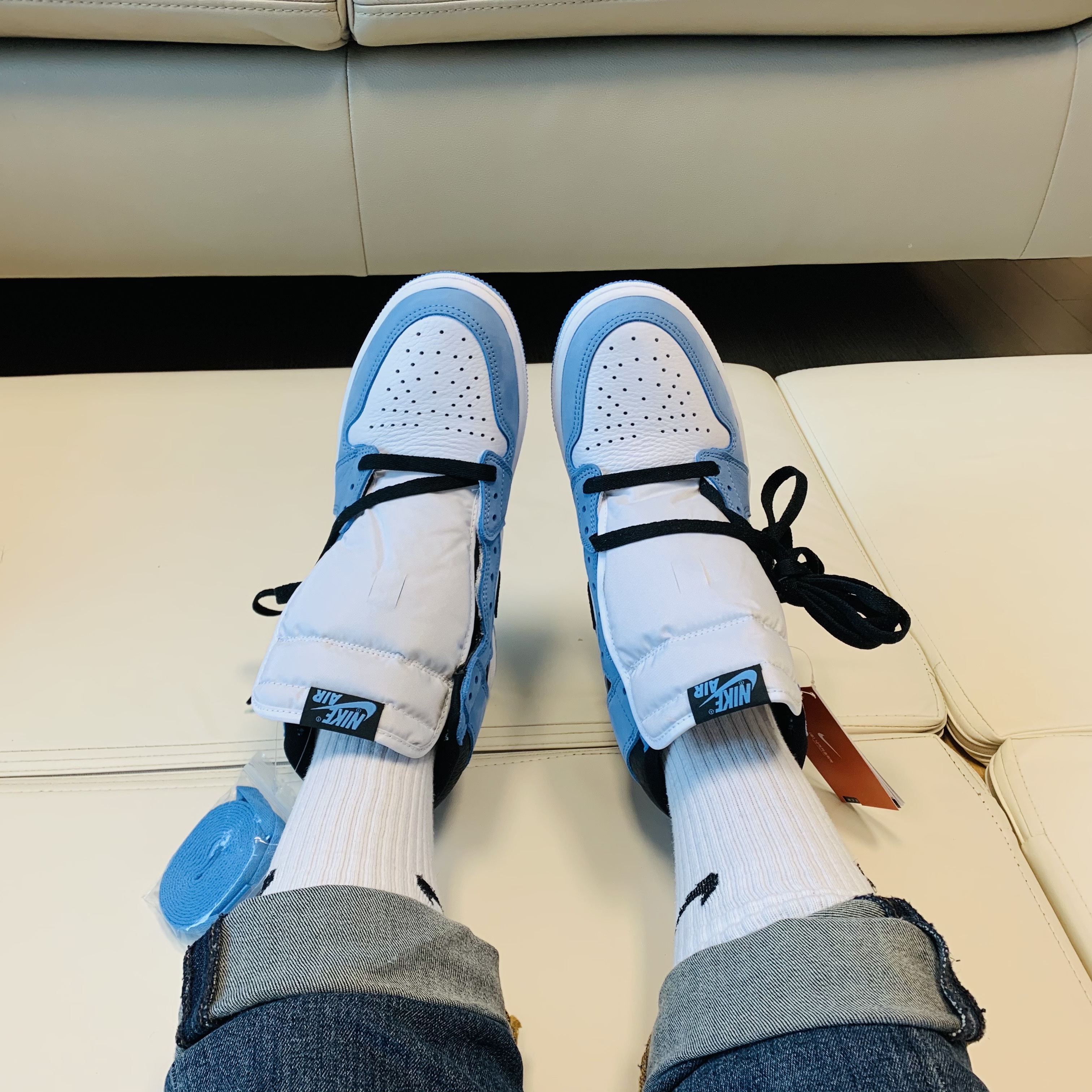 Jordan 1 Retro High OG University Blue 착용 스타일 - 3