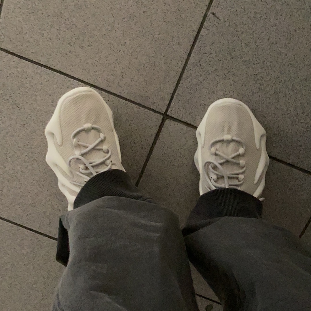 Adidas Yeezy 450 Cloud White 착용 스타일