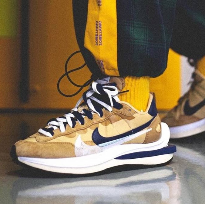 Nike x Sacai VaporWaffle Tour Yellow & Gorge Green Sail, Nike x Sacai VaporWaffle String & Black Villain Red 착용 스타일 - 4