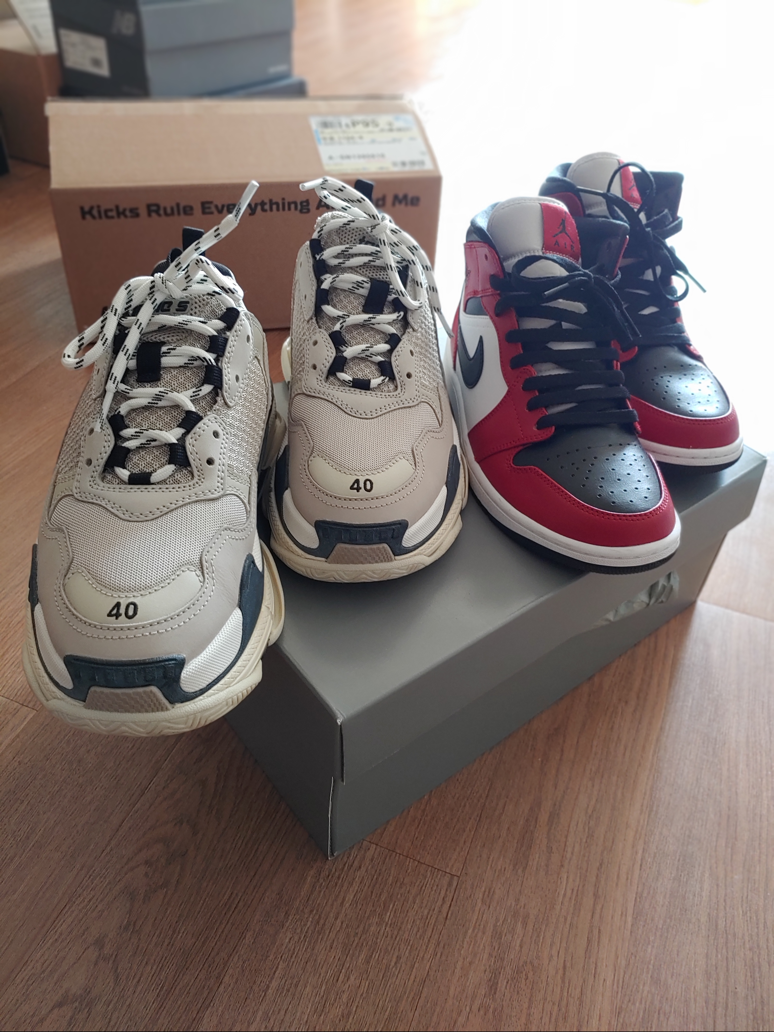 Balenciaga Triple S Vanille 2018, Jordan 1 Mid Chicago Black Toe 착용 스타일 - 2