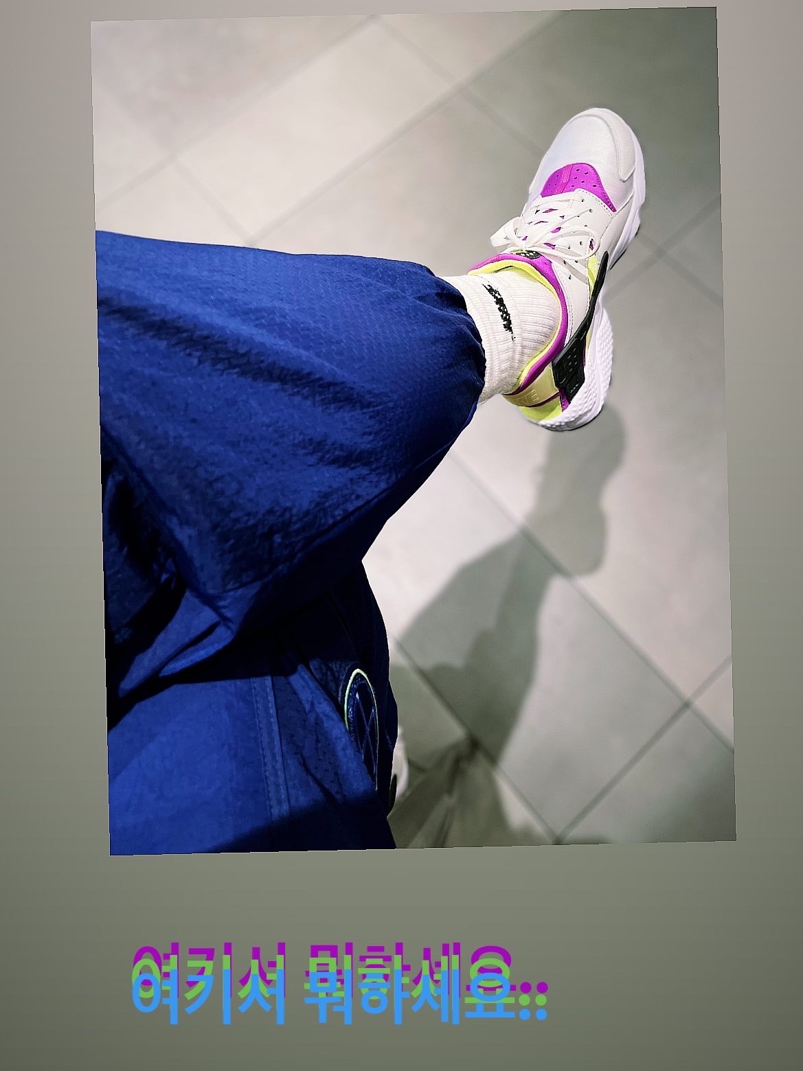 Nike Air Huarache Run Neon Magenta 착용 스타일