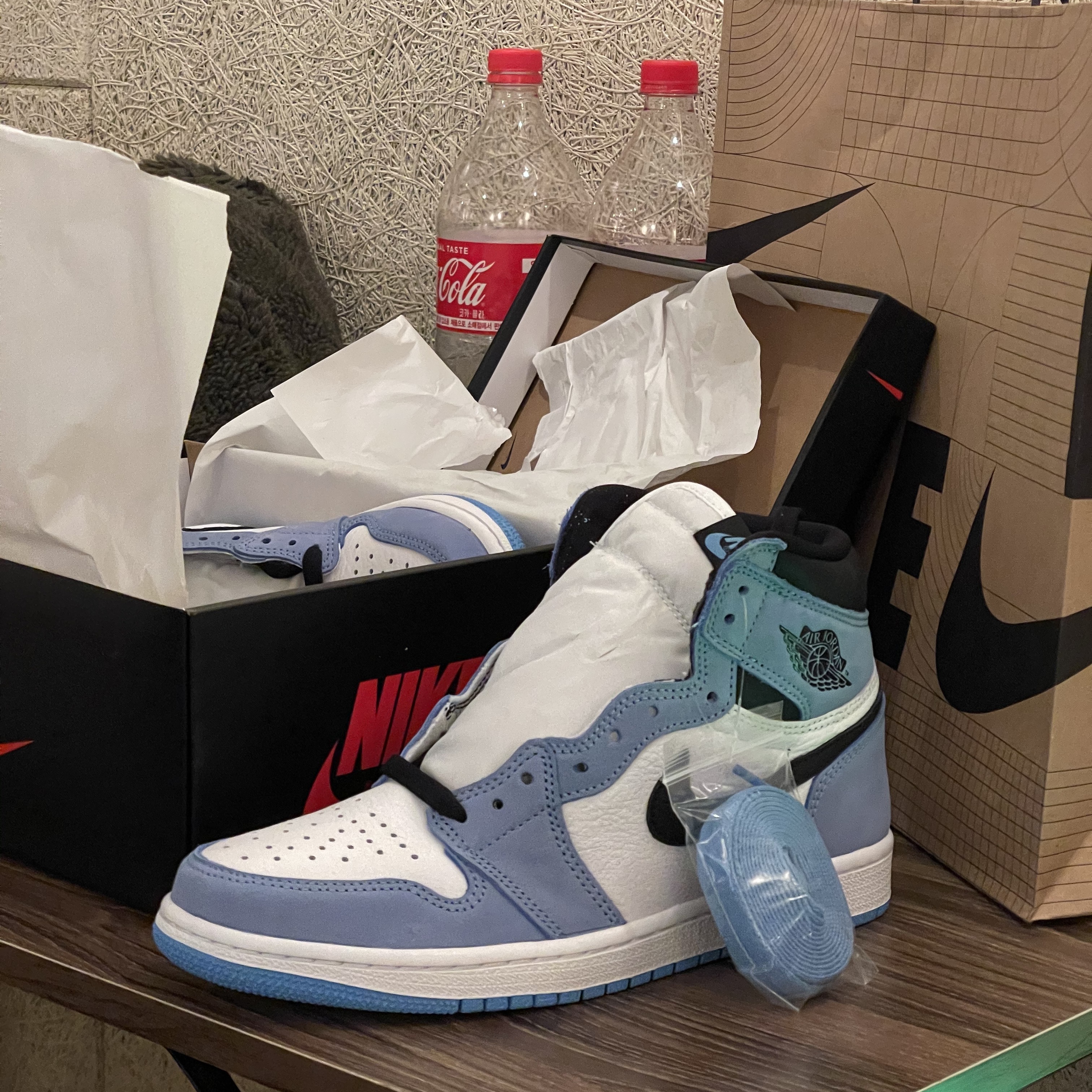 Jordan 1 Retro High OG University Blue 착용 스타일 - 1