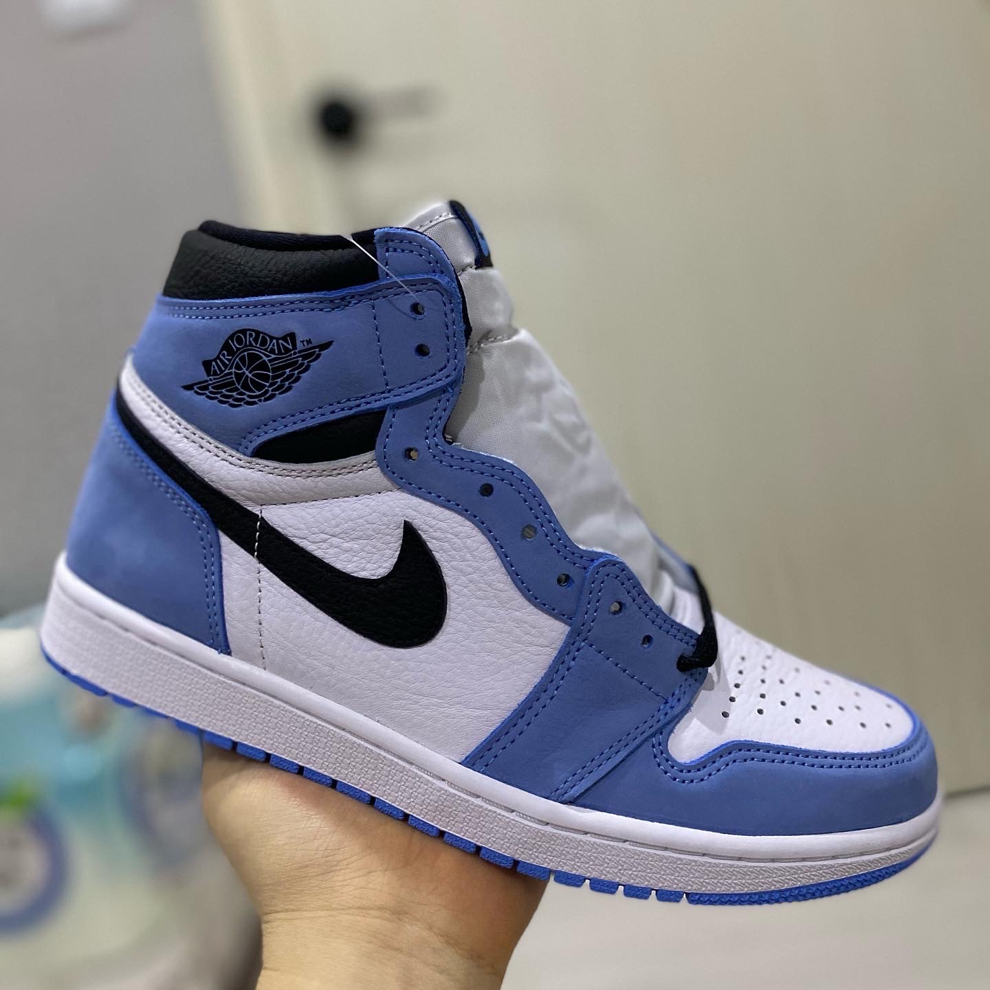 Jordan 1 Retro High OG University Blue 착용 스타일 - 1