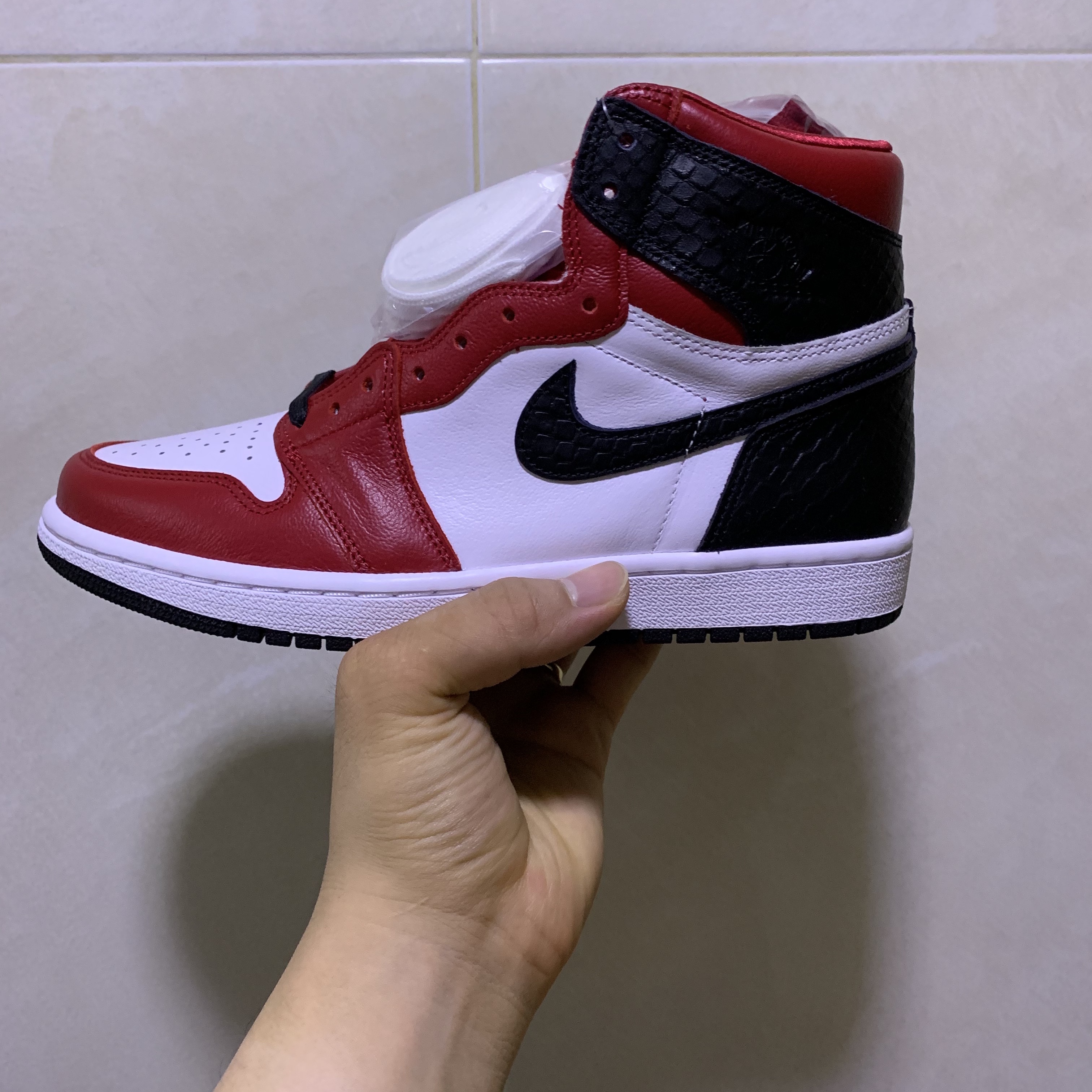 (W) Jordan 1 Retro High Satin Red 착용 스타일