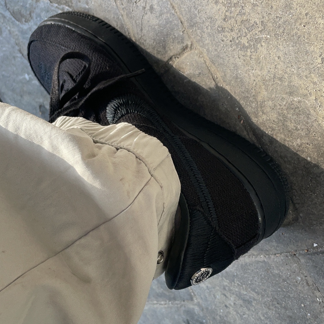 Nike x Stussy Air Force 1 Low Triple Black 착용 스타일 - 1
