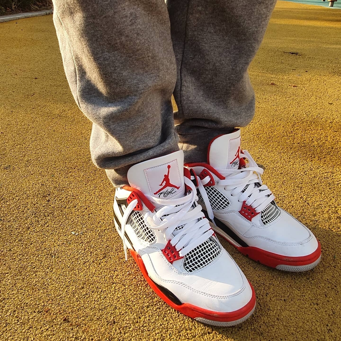 Jordan 4 Retro OG Fire Red 2020 착용 스타일 - 3