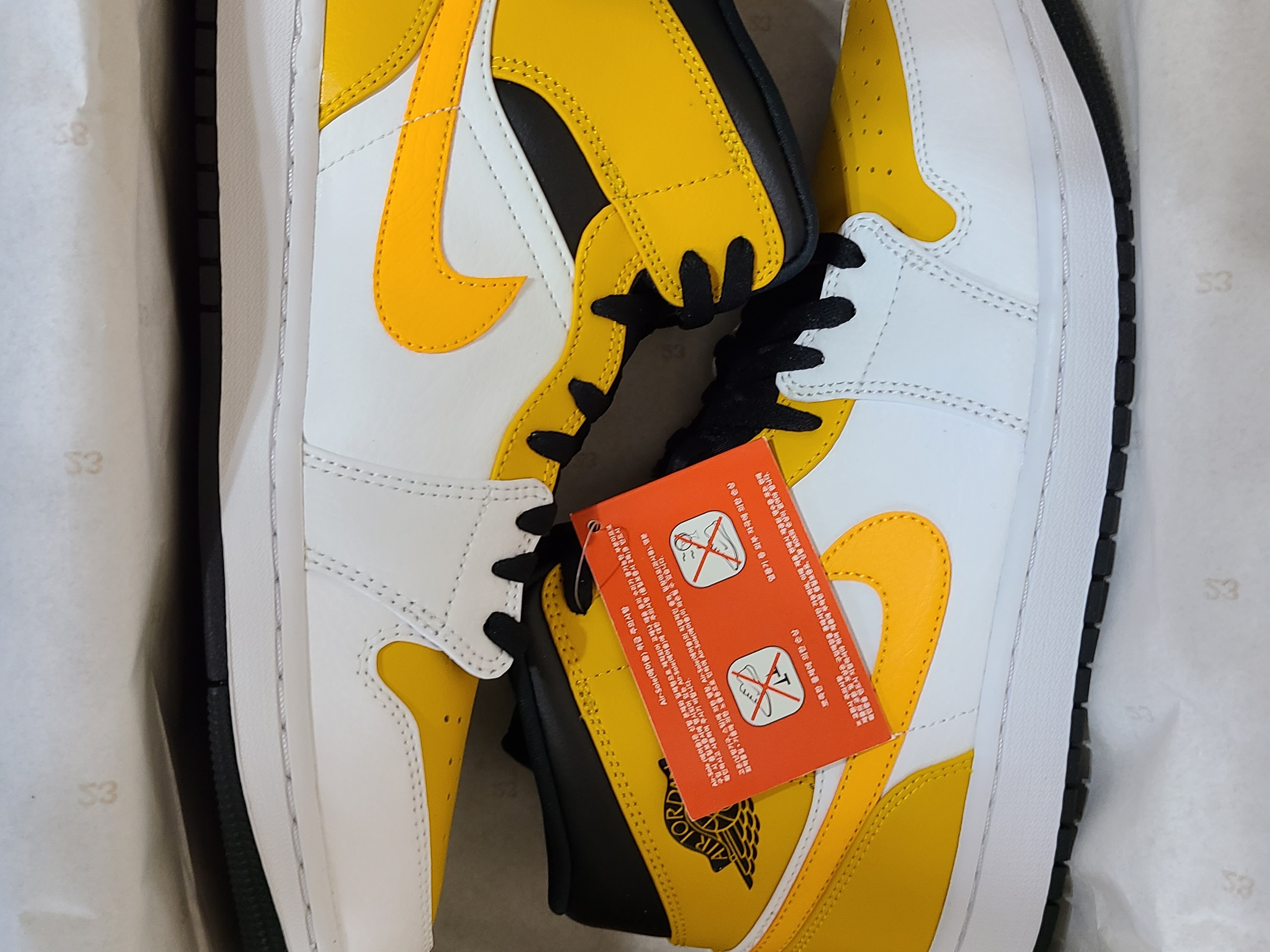 Jordan 1 Mid White University Gold 착용 스타일 - 1