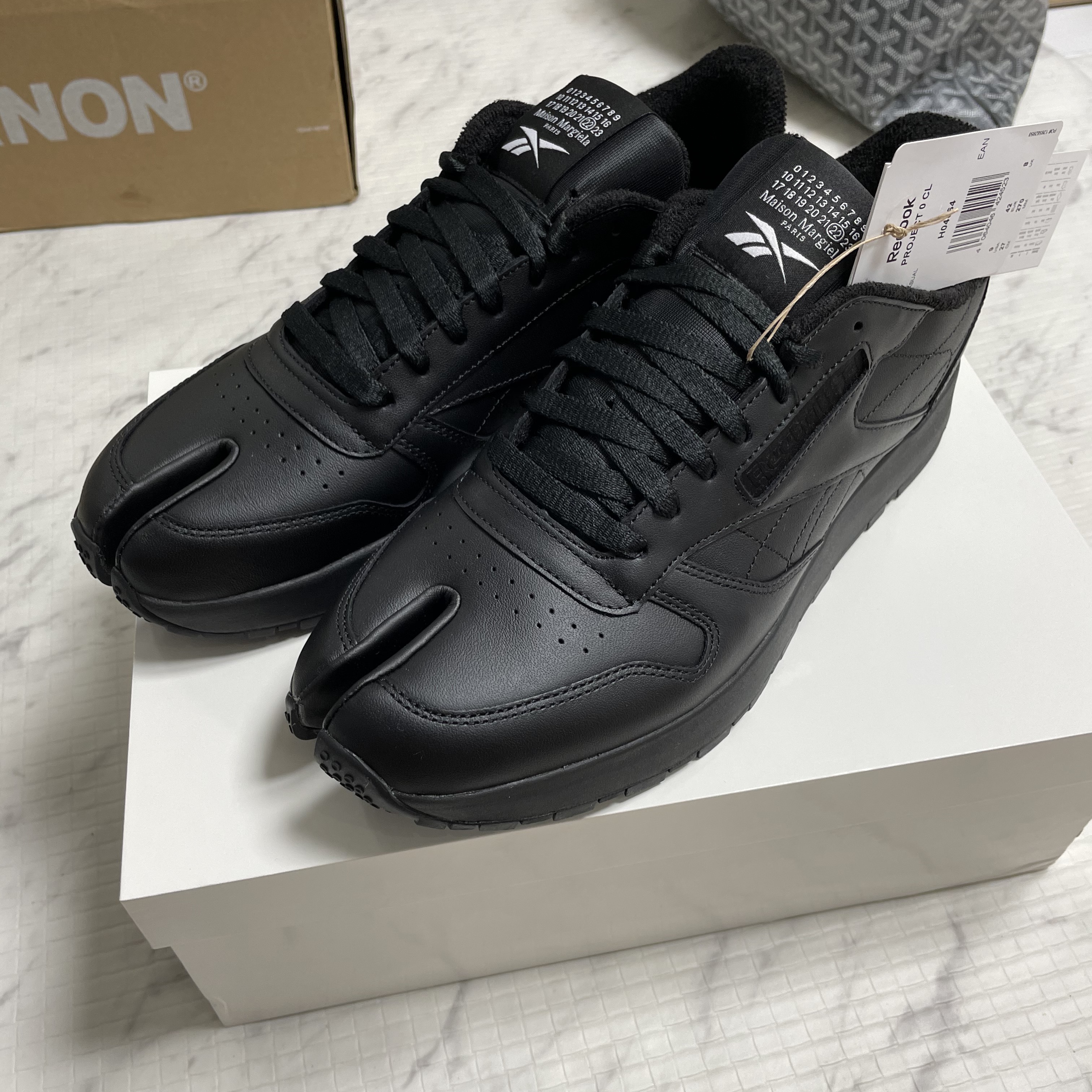 Reebok x Maison Margiela Classic Leather Tabi Shoes Black 착용 스타일 - 2