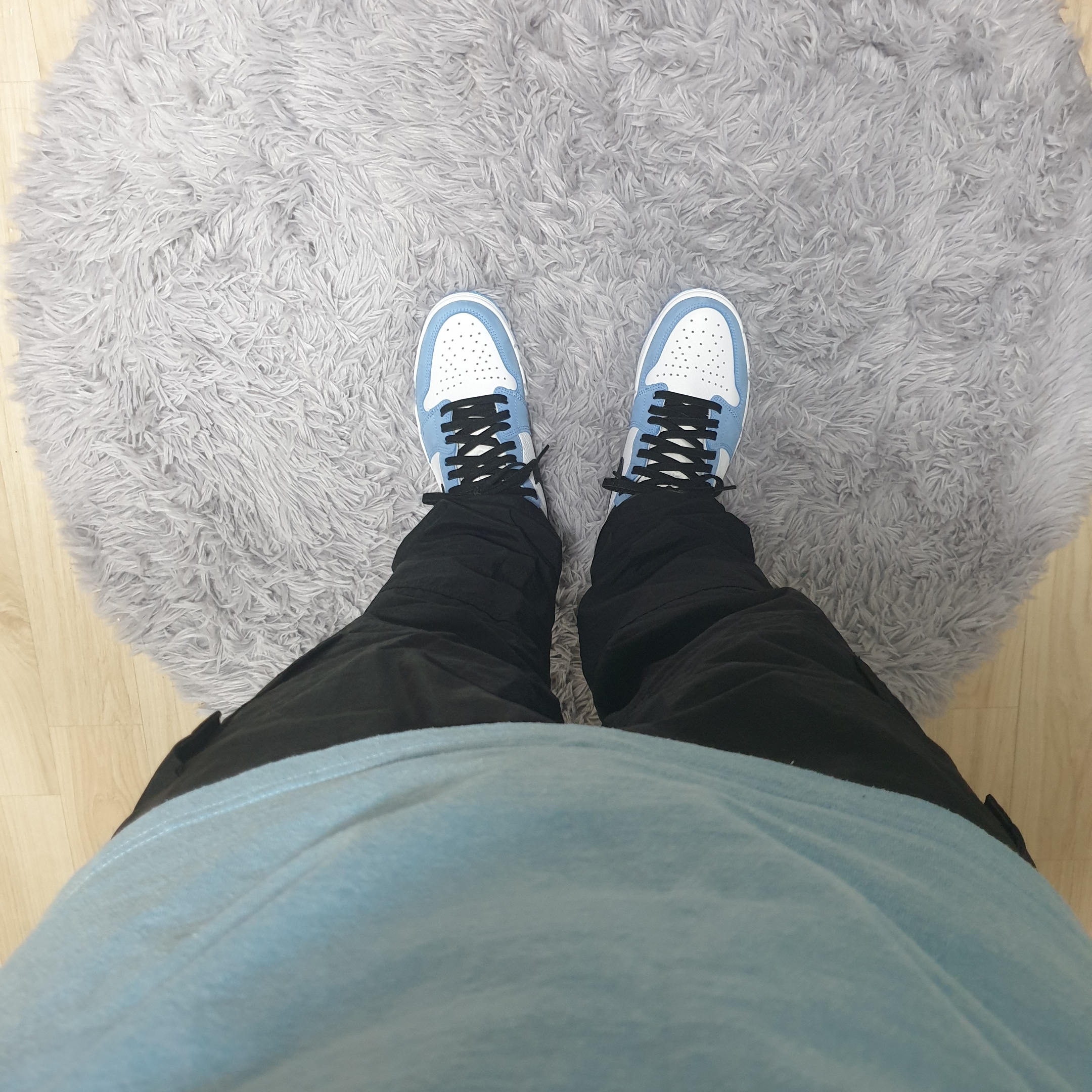 Jordan 1 Retro High OG University Blue 착용 스타일 - 1