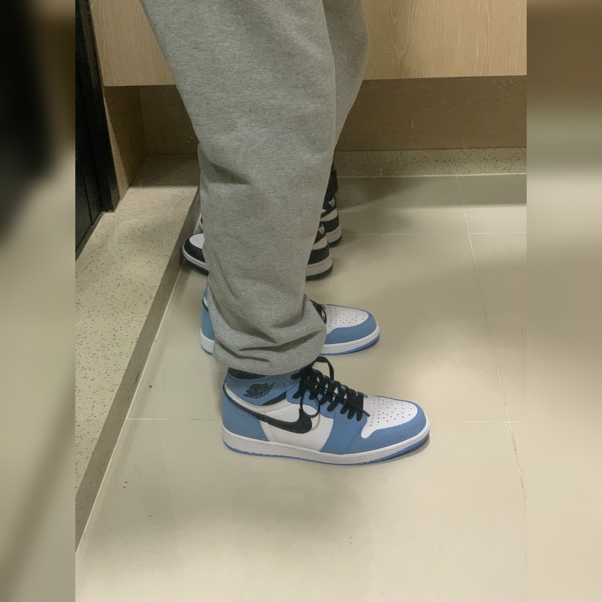 Jordan 1 Retro High OG University Blue 착용 스타일 - 2