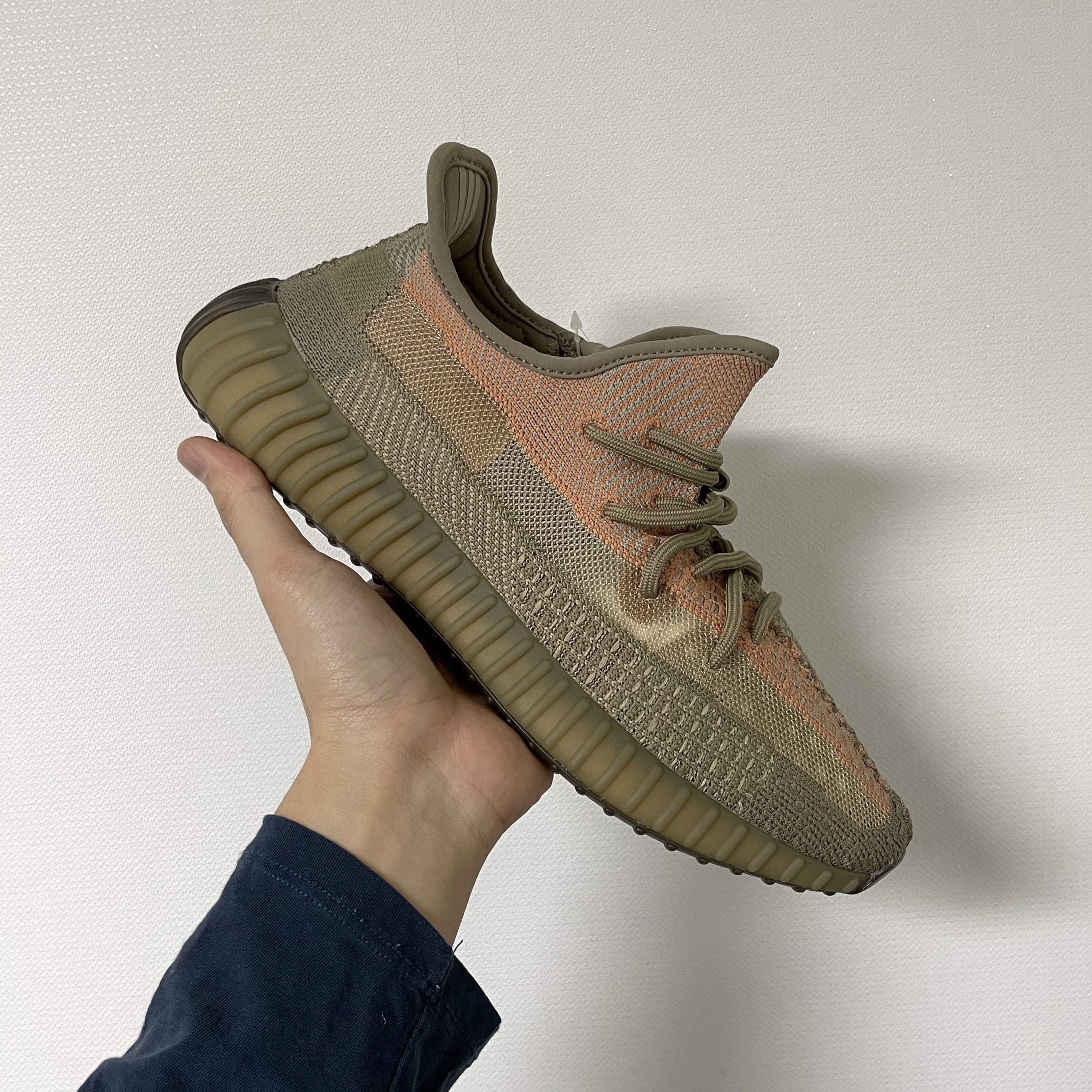 Adidas Yeezy Boost 350 V2 Sand Taupe 착용 스타일