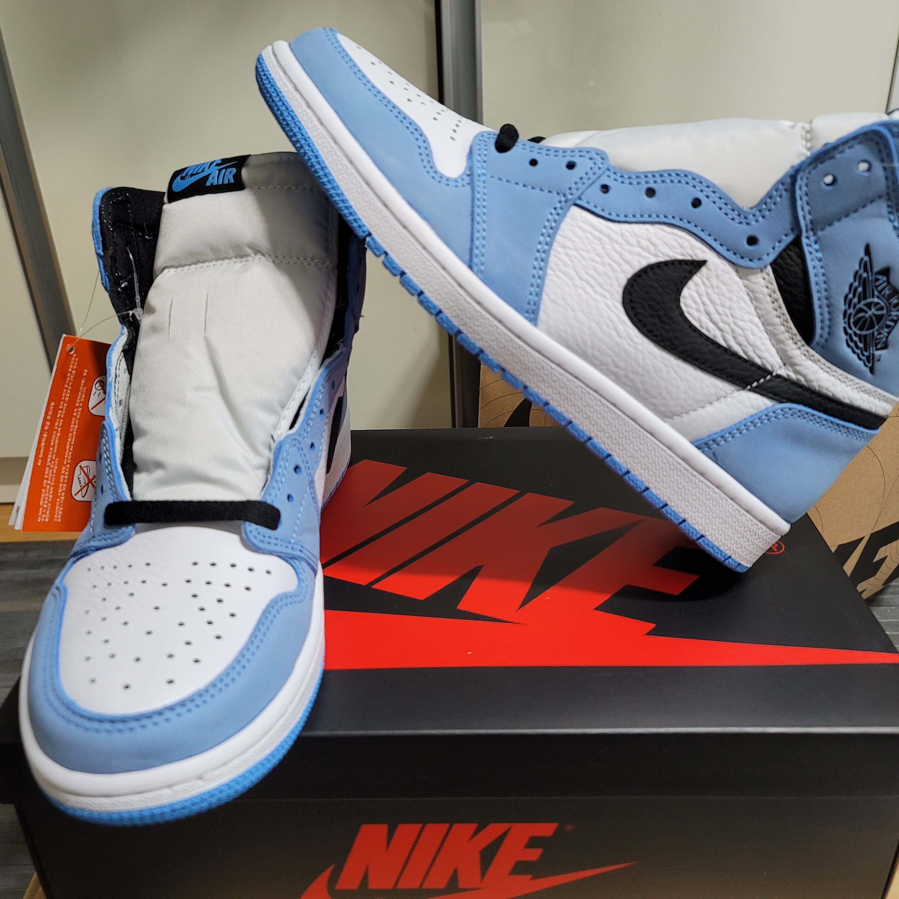 Jordan 1 Retro High OG University Blue 착용 스타일 - 2