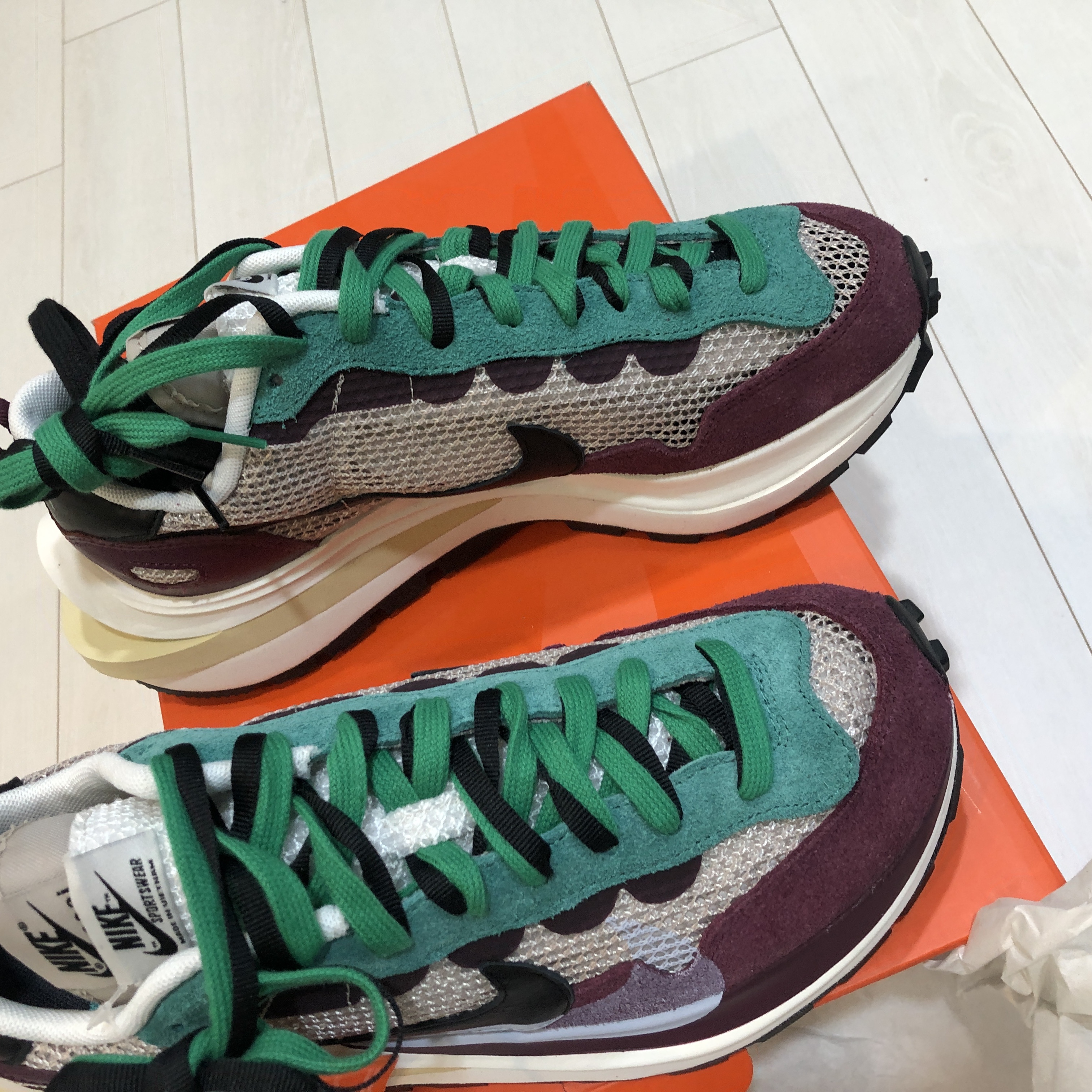 Nike x Sacai VaporWaffle String & Black Villain Red 착용 스타일 - 3