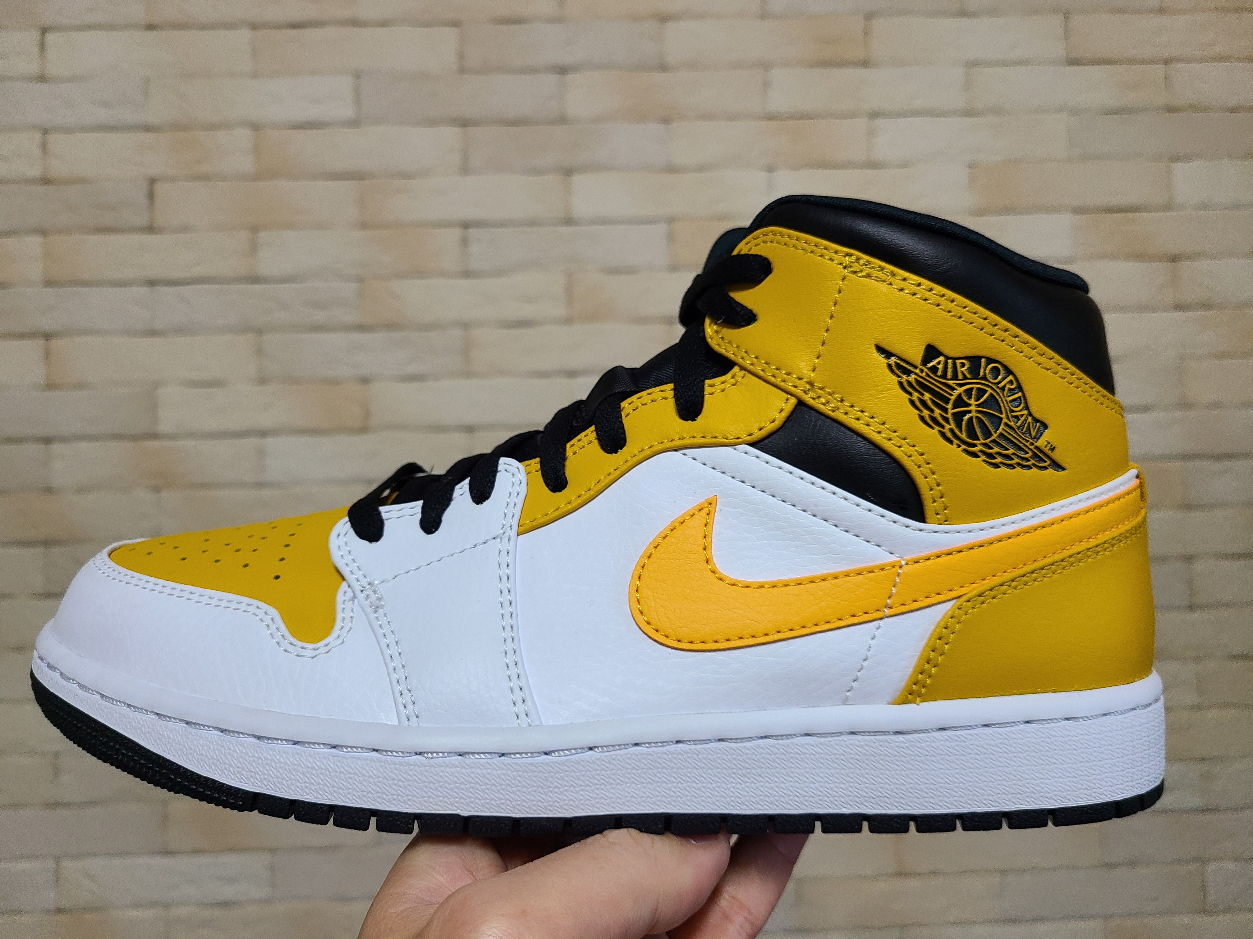 Jordan 1 Mid White University Gold 착용 스타일 - 4
