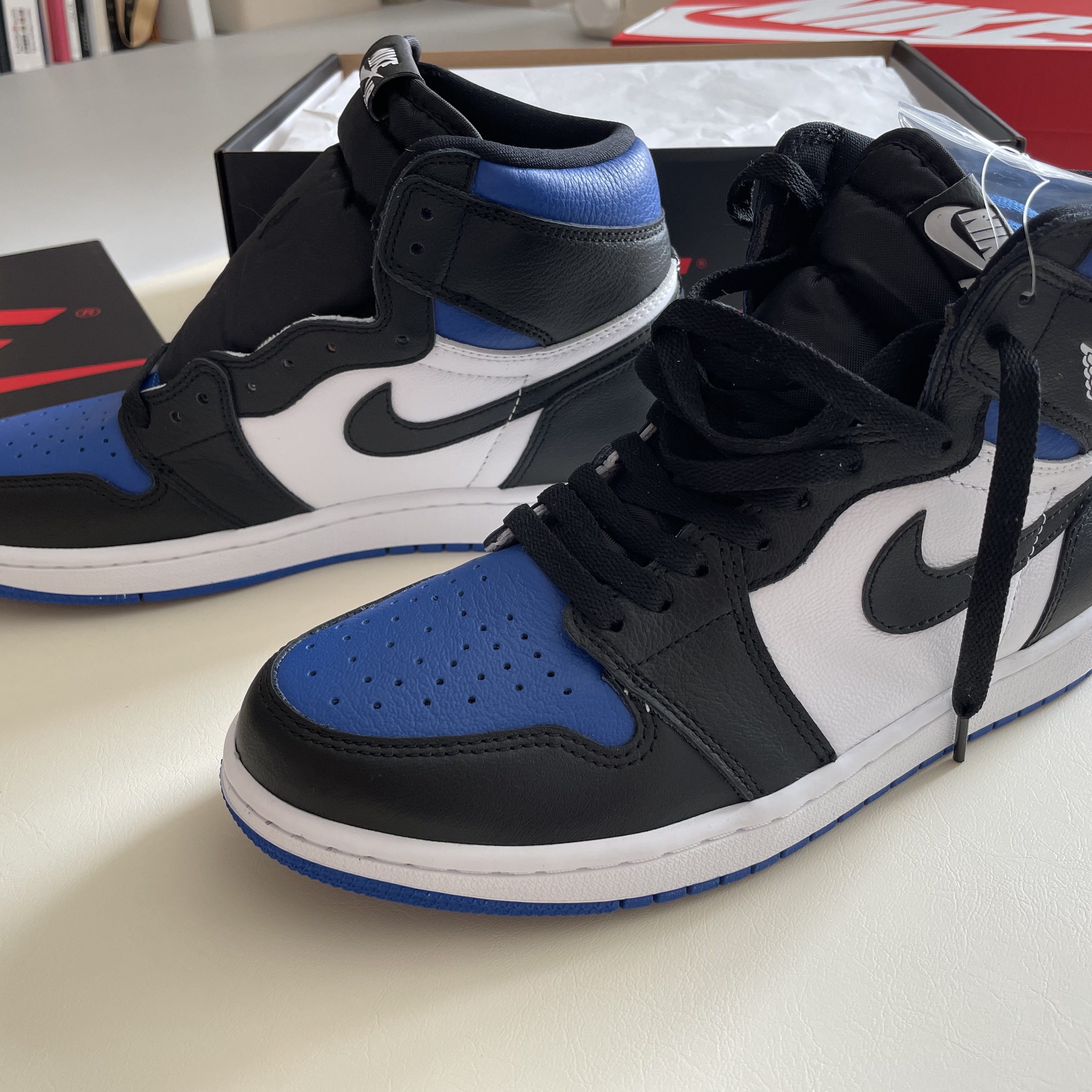 Jordan 1 Retro High OG Royal Toe, (GS) Jordan 1 Retro High OG University Blue 착용 스타일 - 2