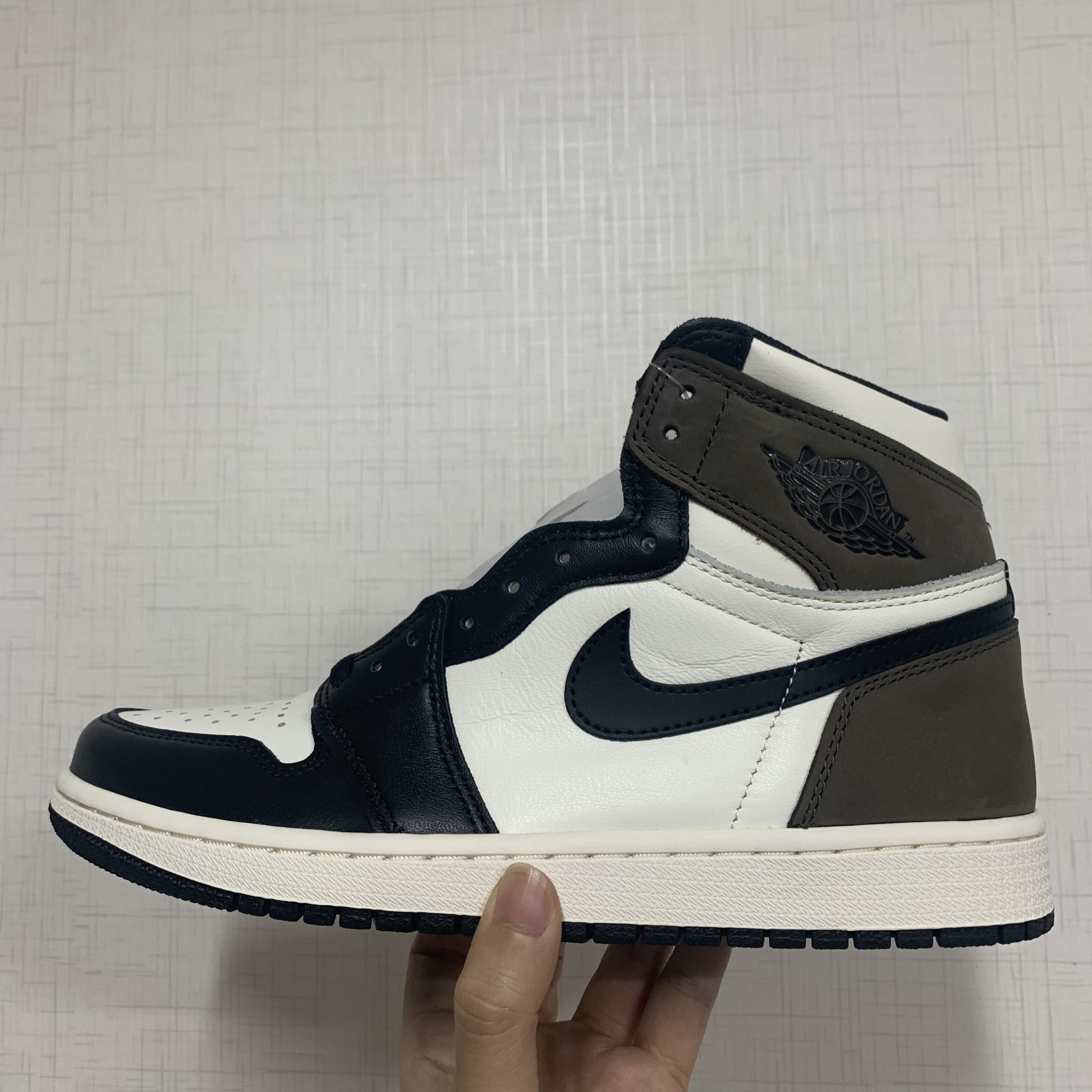 Jordan 1 Retro High OG Black Mocha 착용 스타일