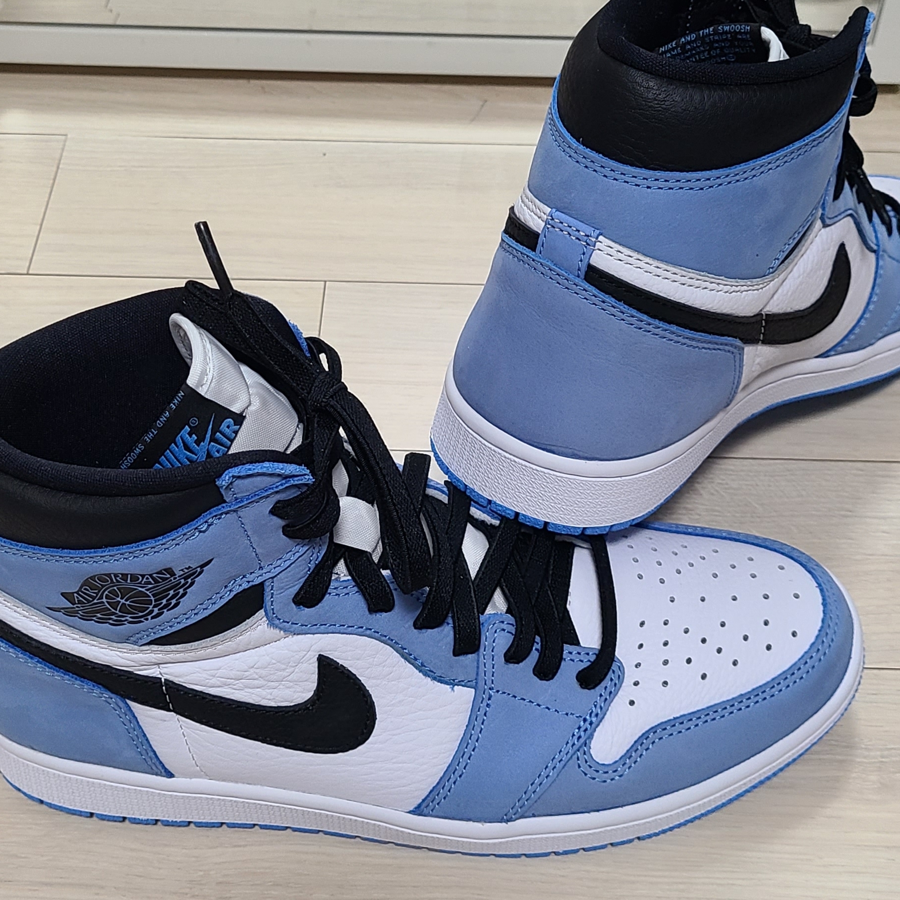 Jordan 1 Retro High OG University Blue 착용 스타일 - 4