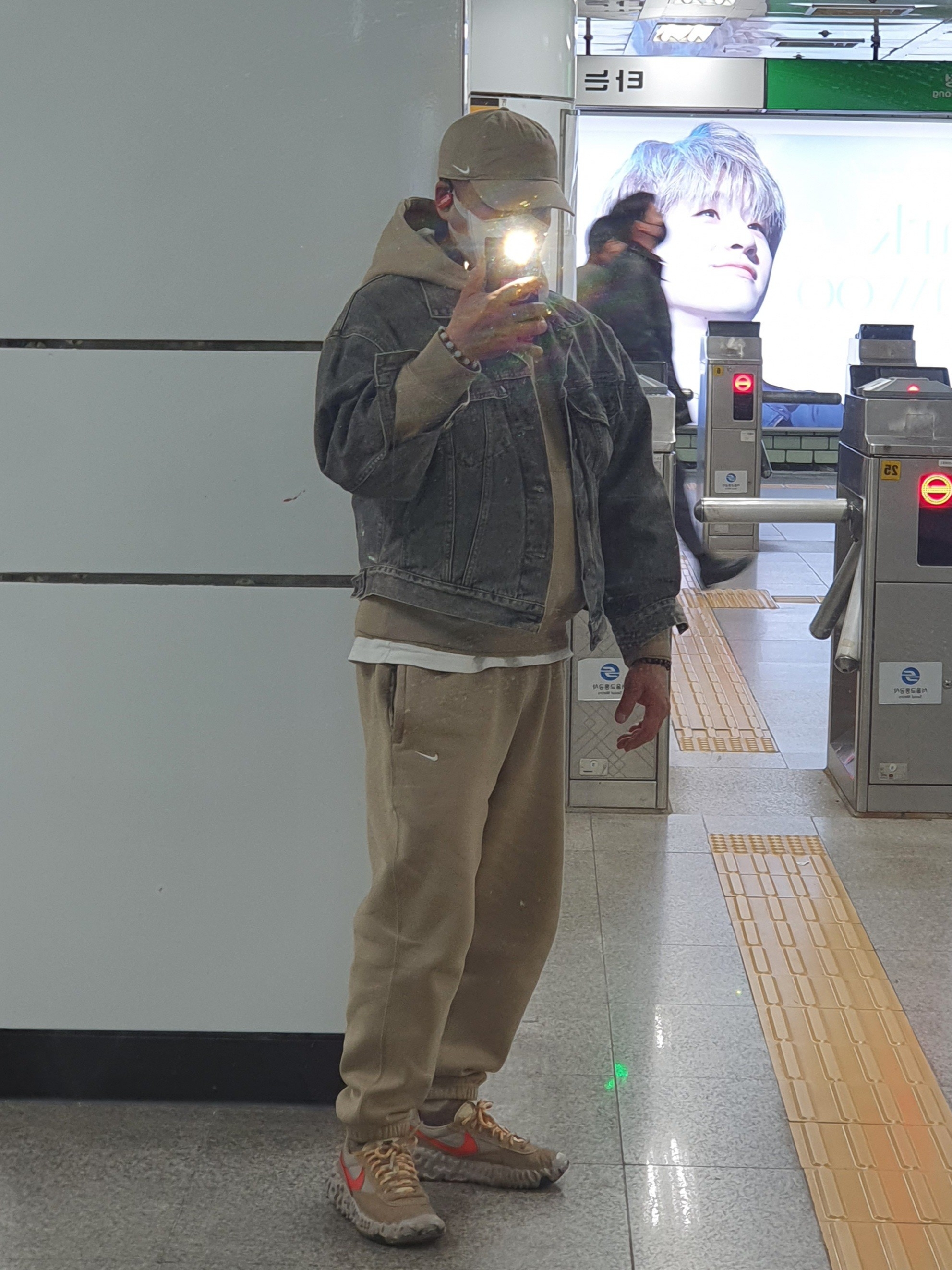 Nike NRG Solo Swoosh Fleece Pants Khaki - Asia, Nike NRG Solo Swoosh Fleece Hoodie Khaki - Asia 착용 스타일 - 1