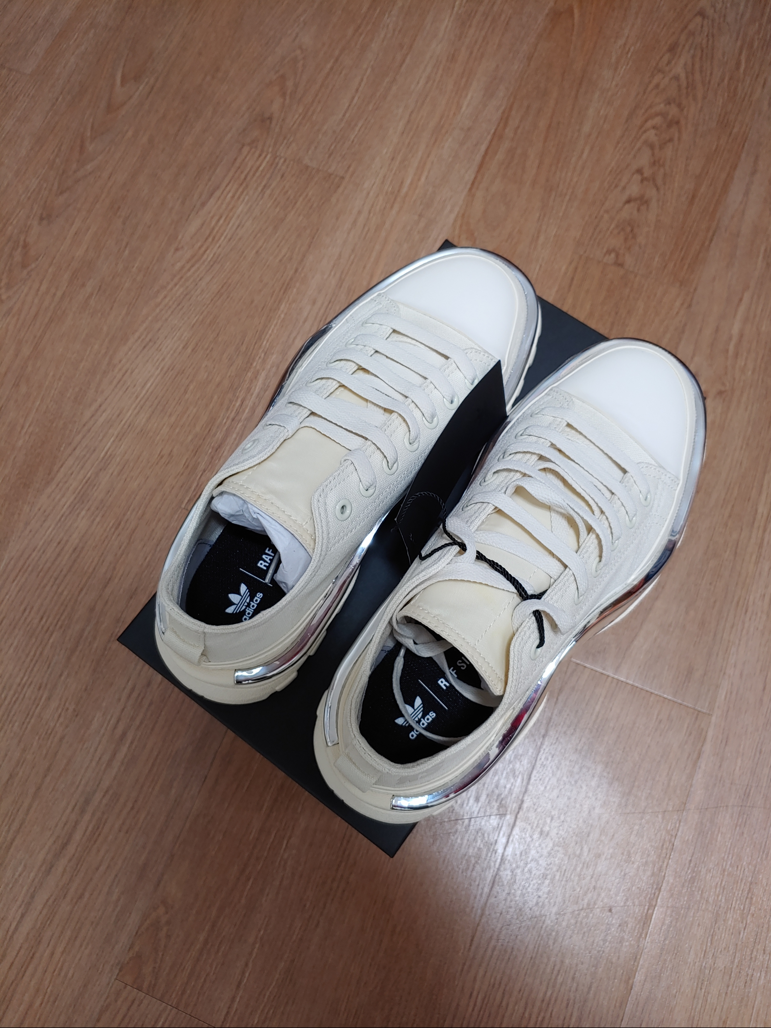 Adidas x Raf Simons Detroit Runner Chalk White 착용 스타일 - 2