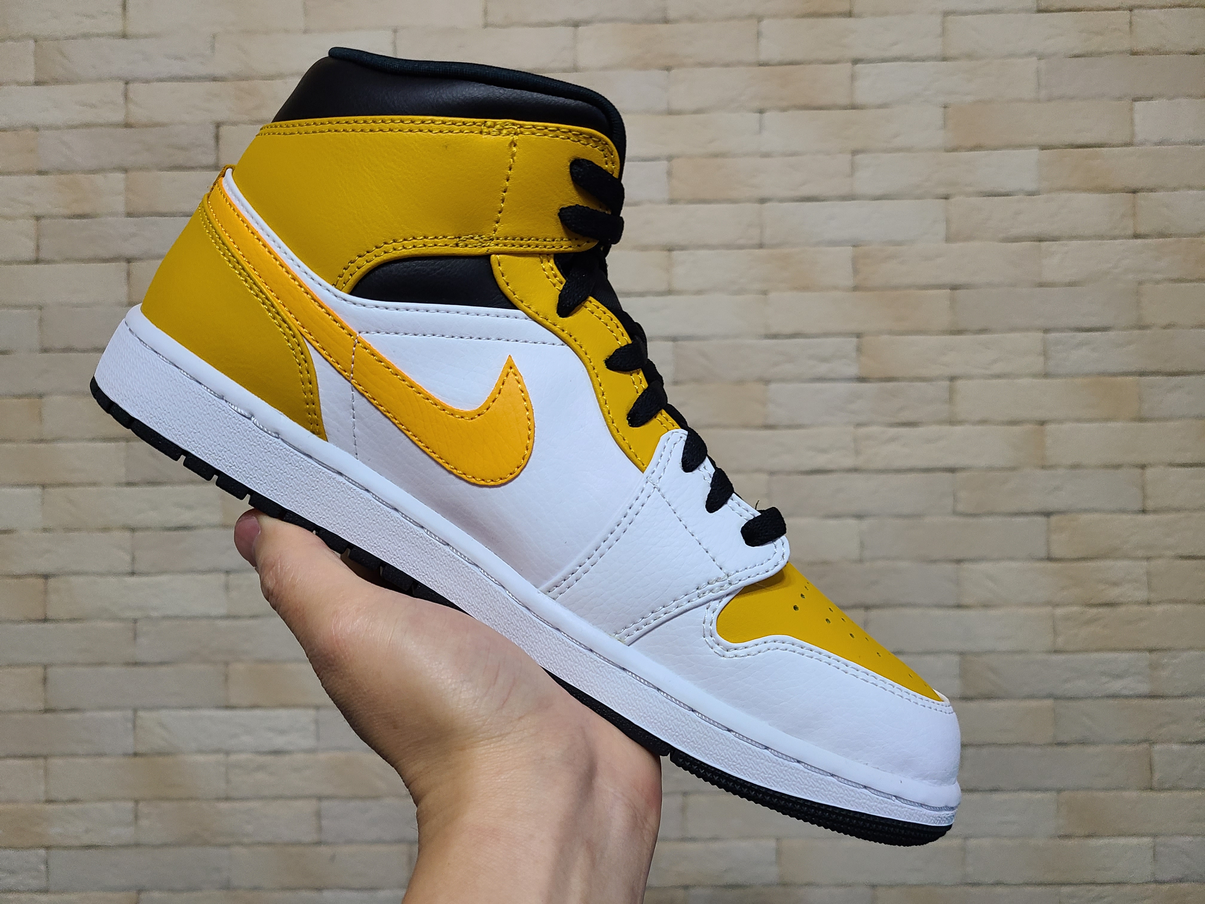 Jordan 1 Mid White University Gold 착용 스타일 - 3