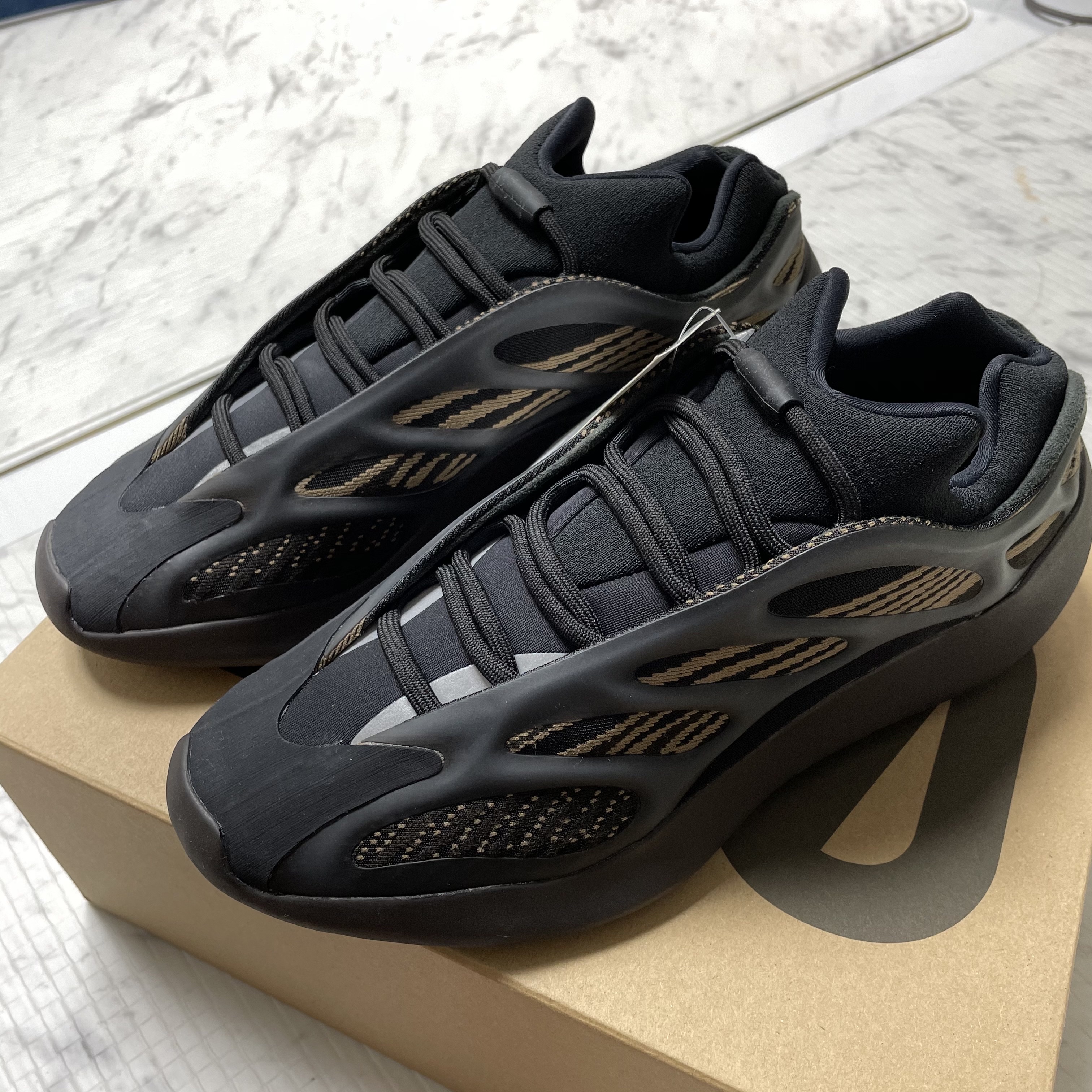 Adidas Yeezy 700 V3 Clay Brown 착용 스타일 - 2