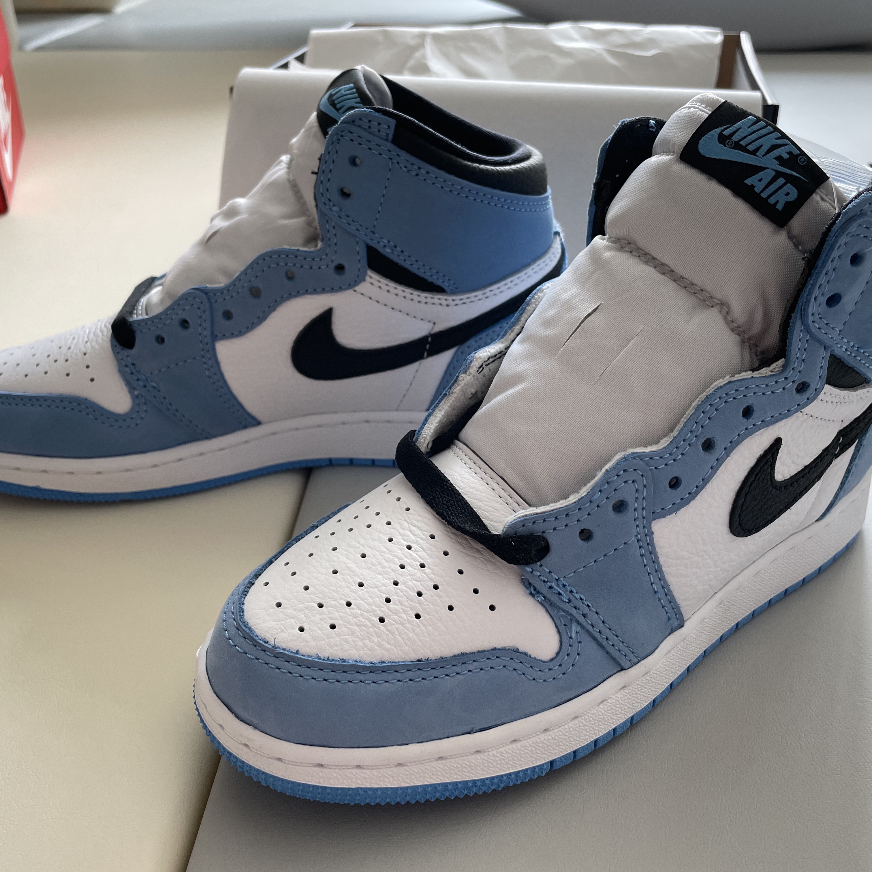 Jordan 1 Retro High OG Royal Toe, (GS) Jordan 1 Retro High OG University Blue 착용 스타일 - 3