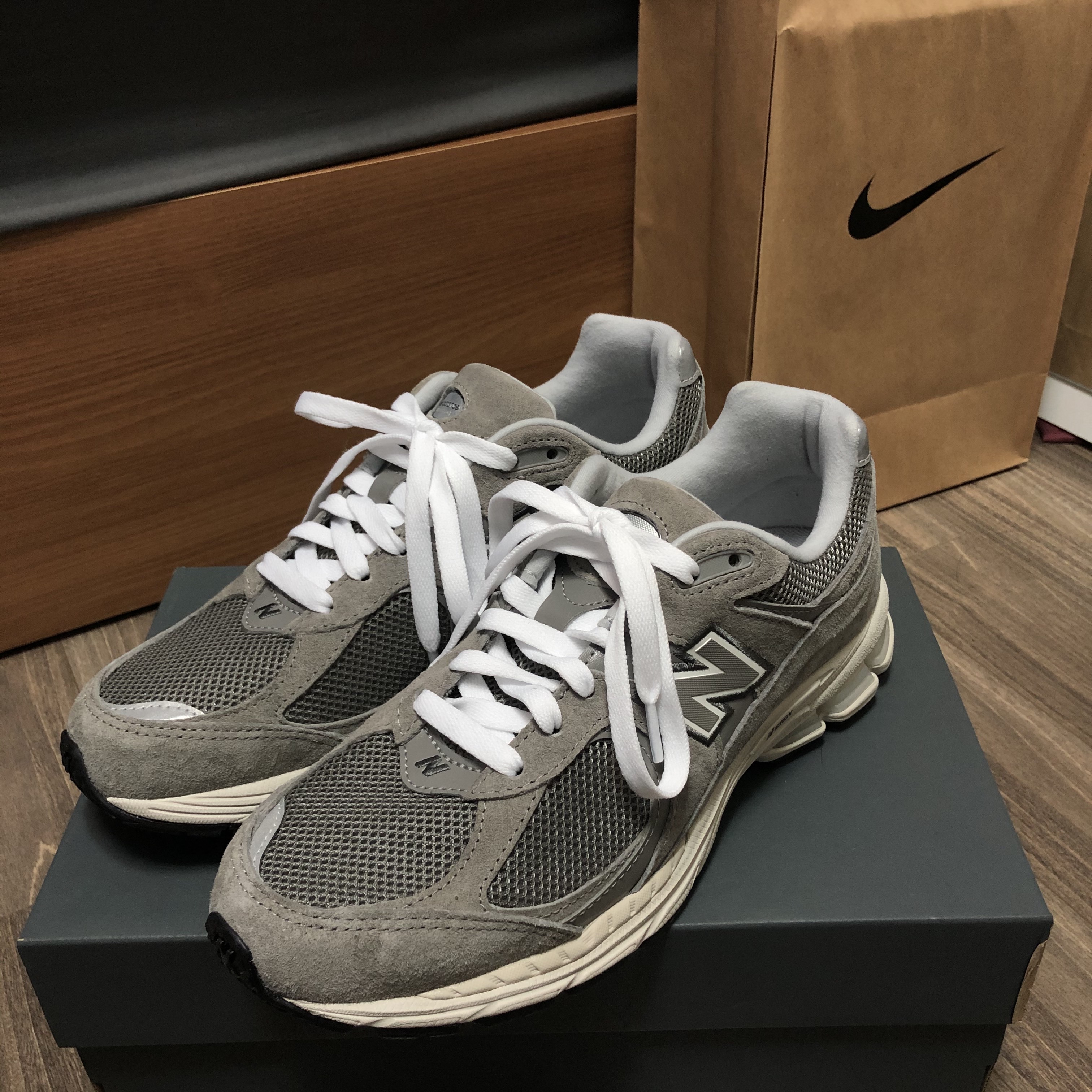 New Balance 2002R Grey 착용 스타일