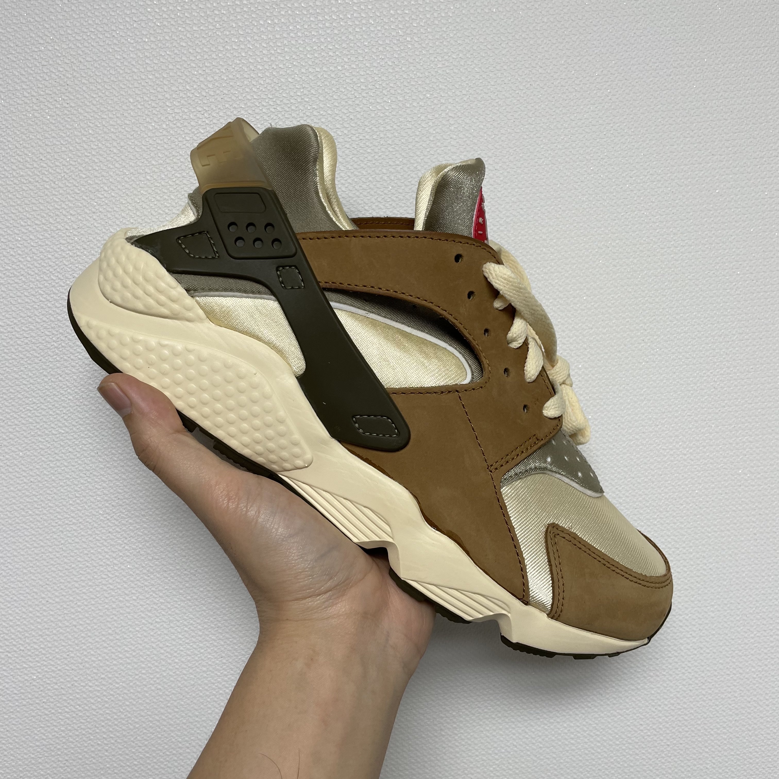 Nike x Stussy Air Huarache LE Desert Oak 착용 스타일