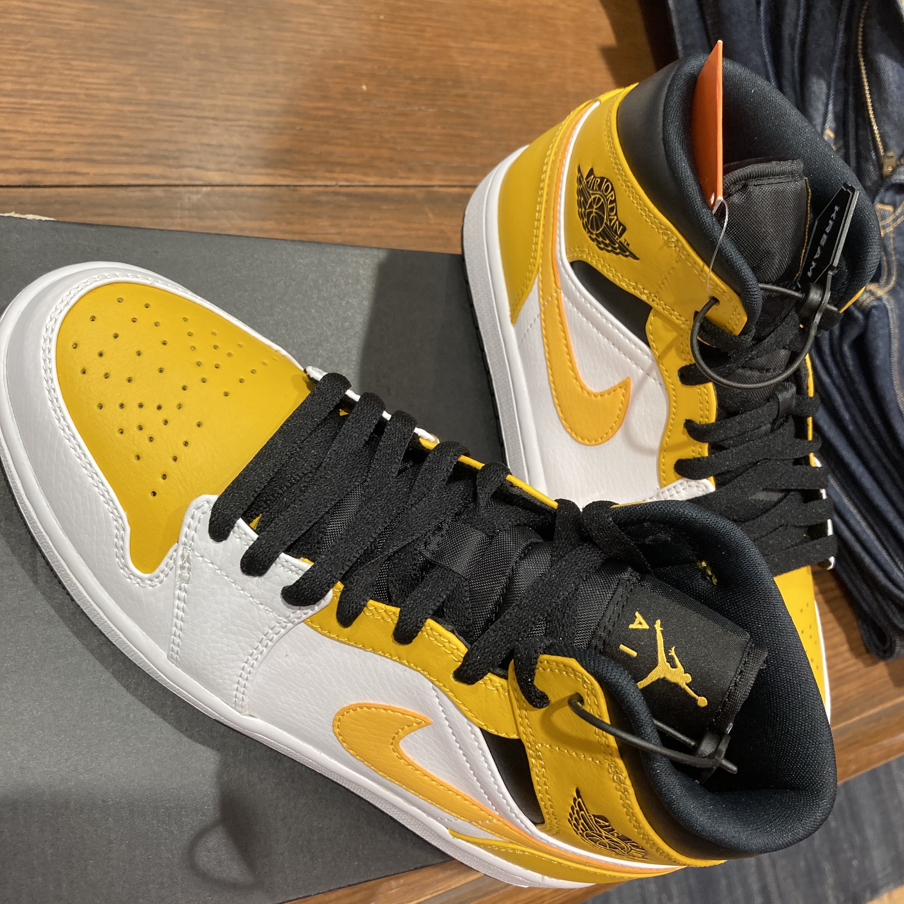 Jordan 1 Mid White University Gold 착용 스타일 - 2