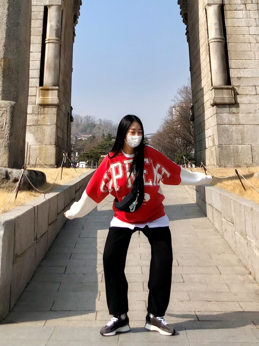 Supreme Overprint Crewneck White - 20FW, New Balance 327 Magnet Team Red 착용 스타일 - 1