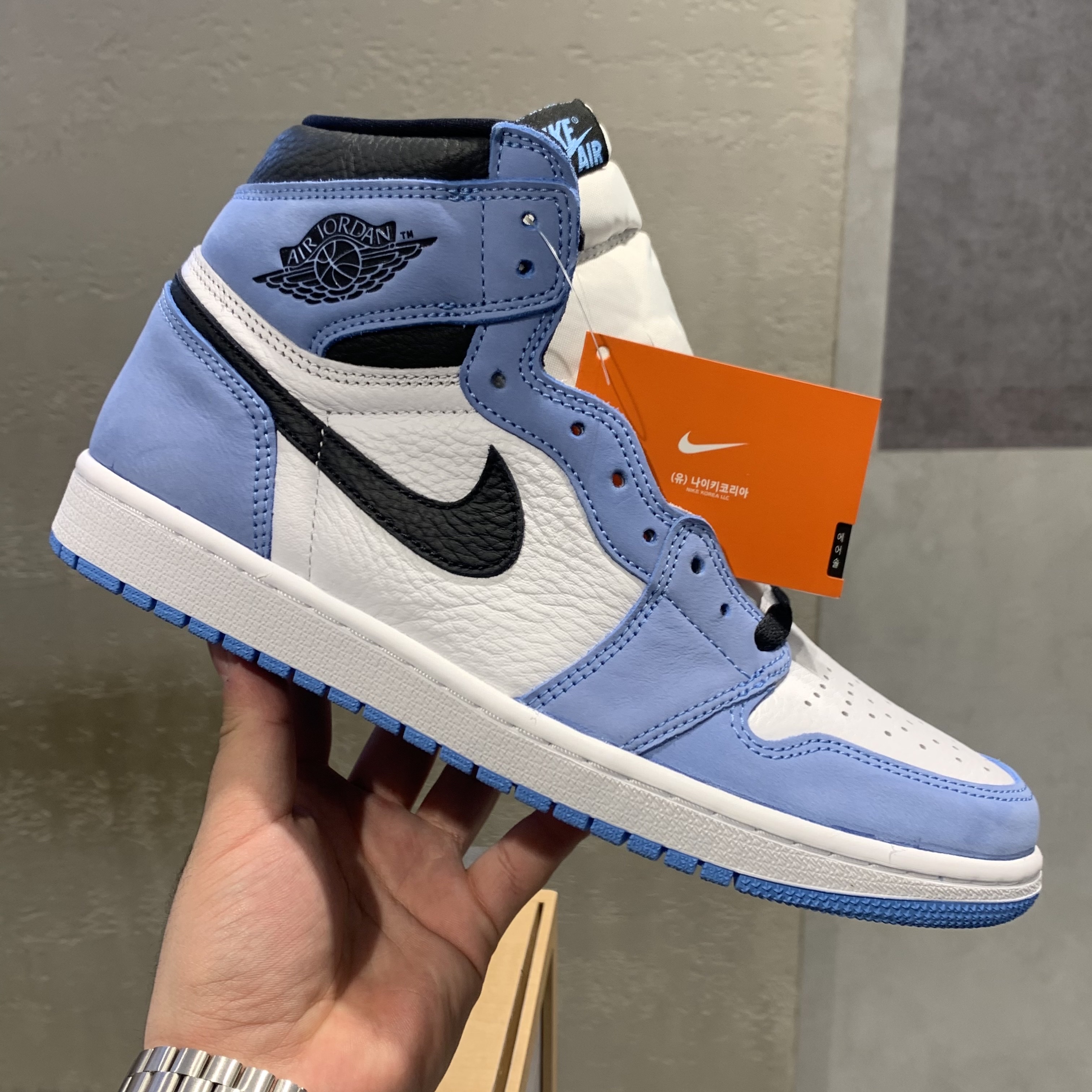 Jordan 1 Retro High OG University Blue 착용 스타일 - 1
