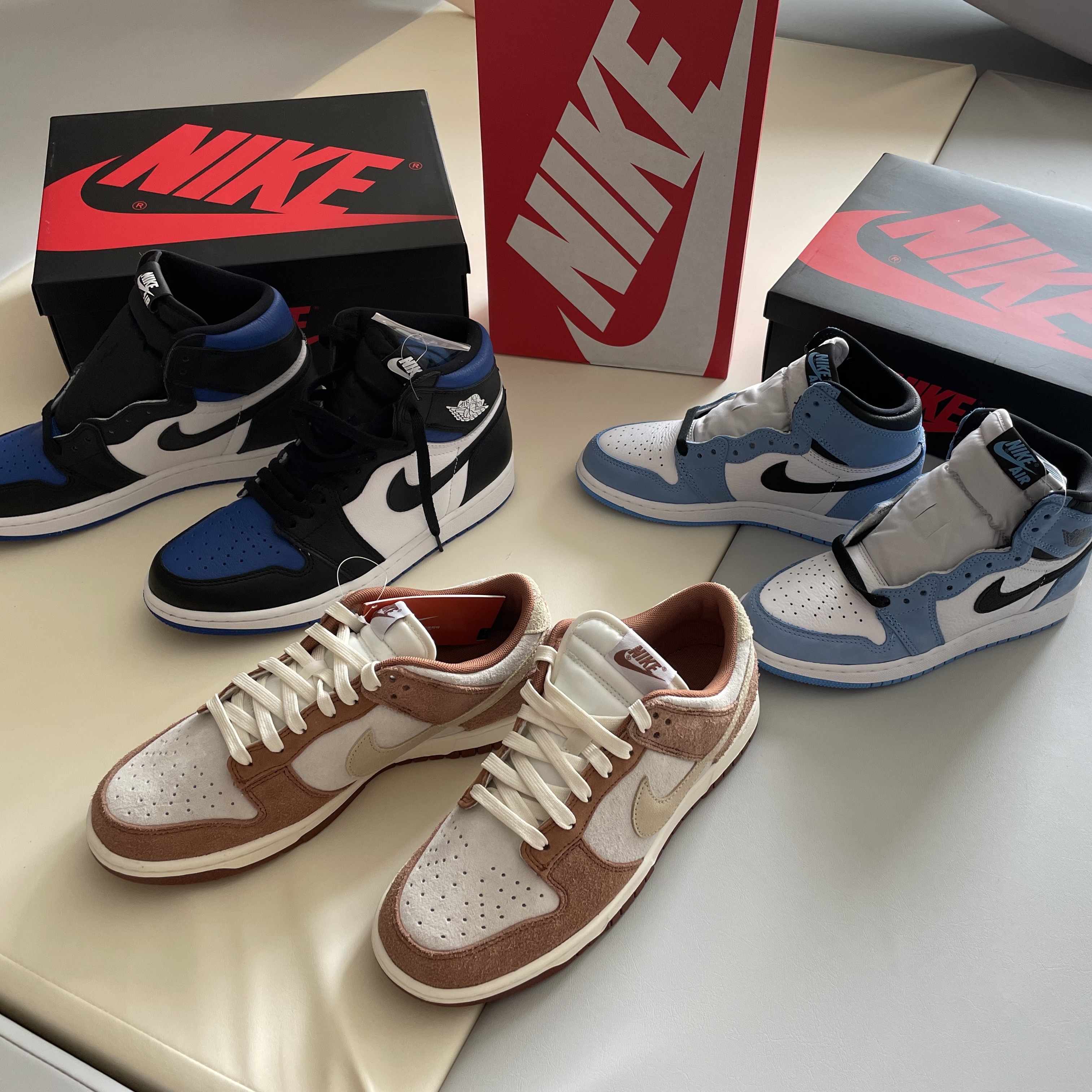 Jordan 1 Retro High OG Royal Toe, (GS) Jordan 1 Retro High OG University Blue 착용 스타일 - 1