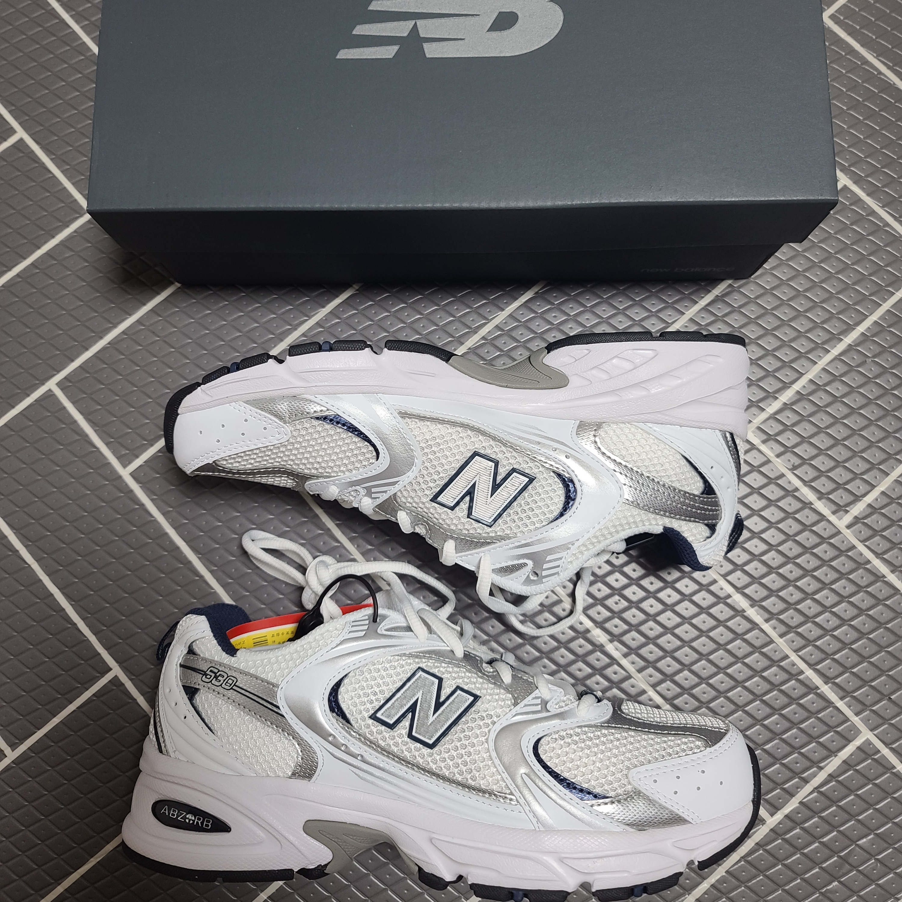 New Balance 530 White 착용 스타일