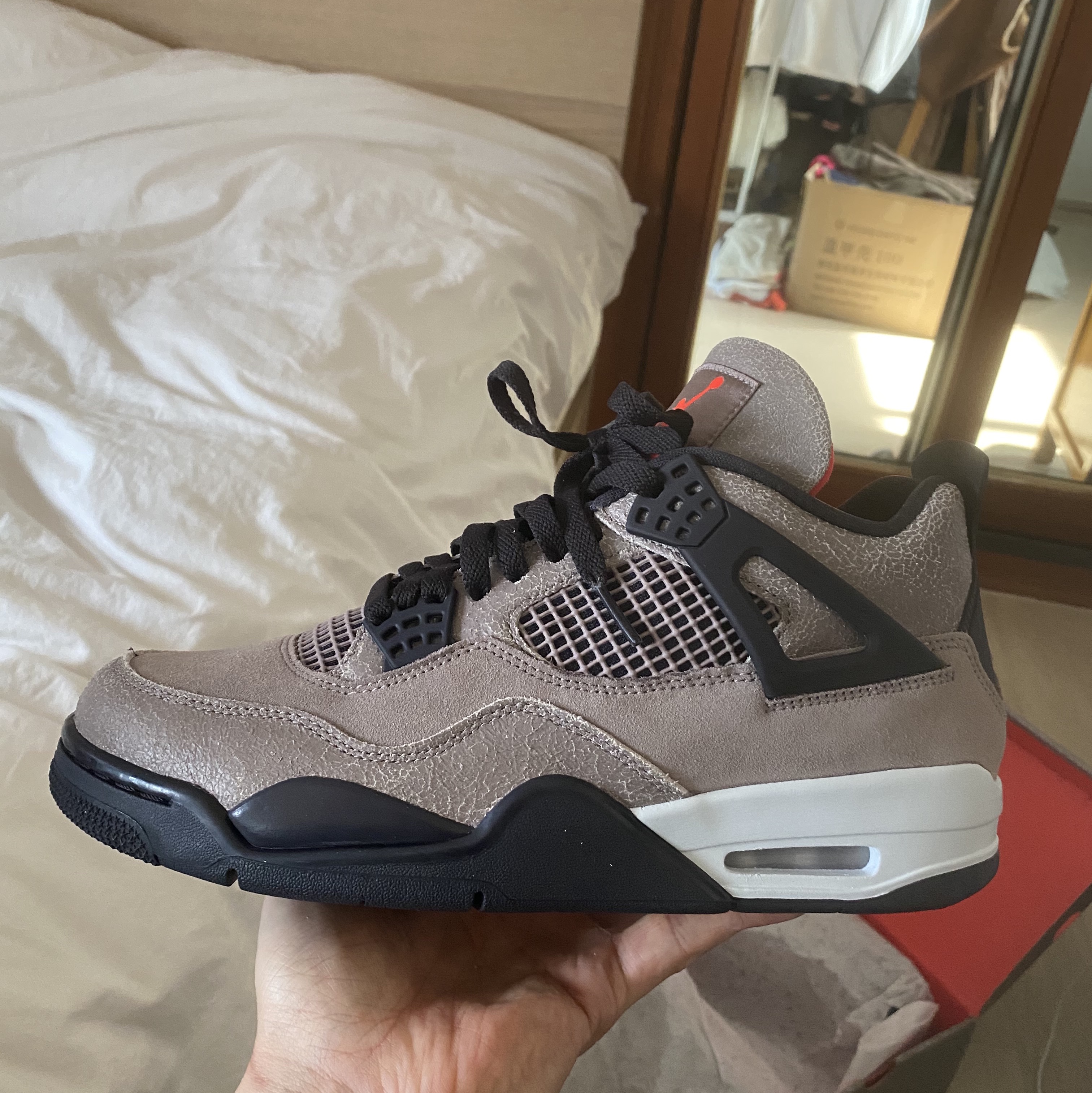 Jordan 4 Retro Taupe Haze, Jordan 4 Golf White Cement 착용 스타일 - 1