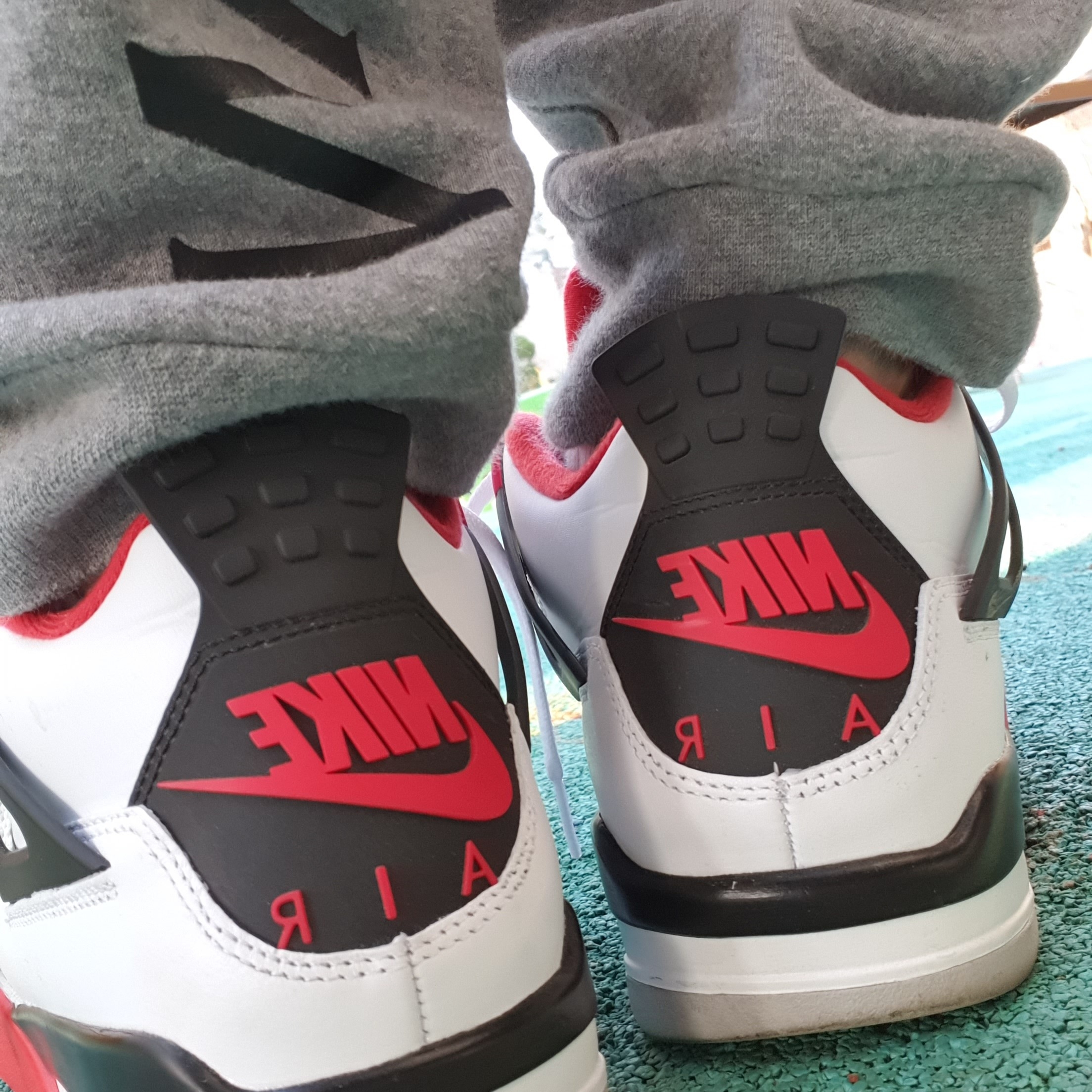Jordan 4 Retro OG Fire Red 2020 착용 스타일 - 1