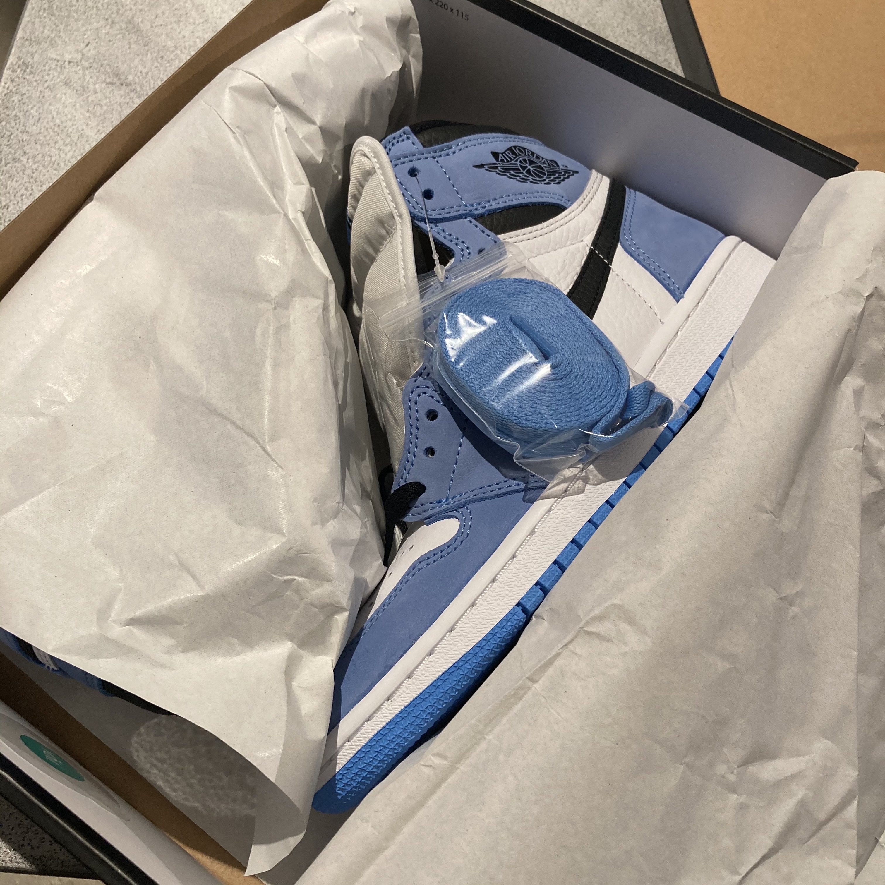 Jordan 1 Retro High OG University Blue 착용 스타일 - 3