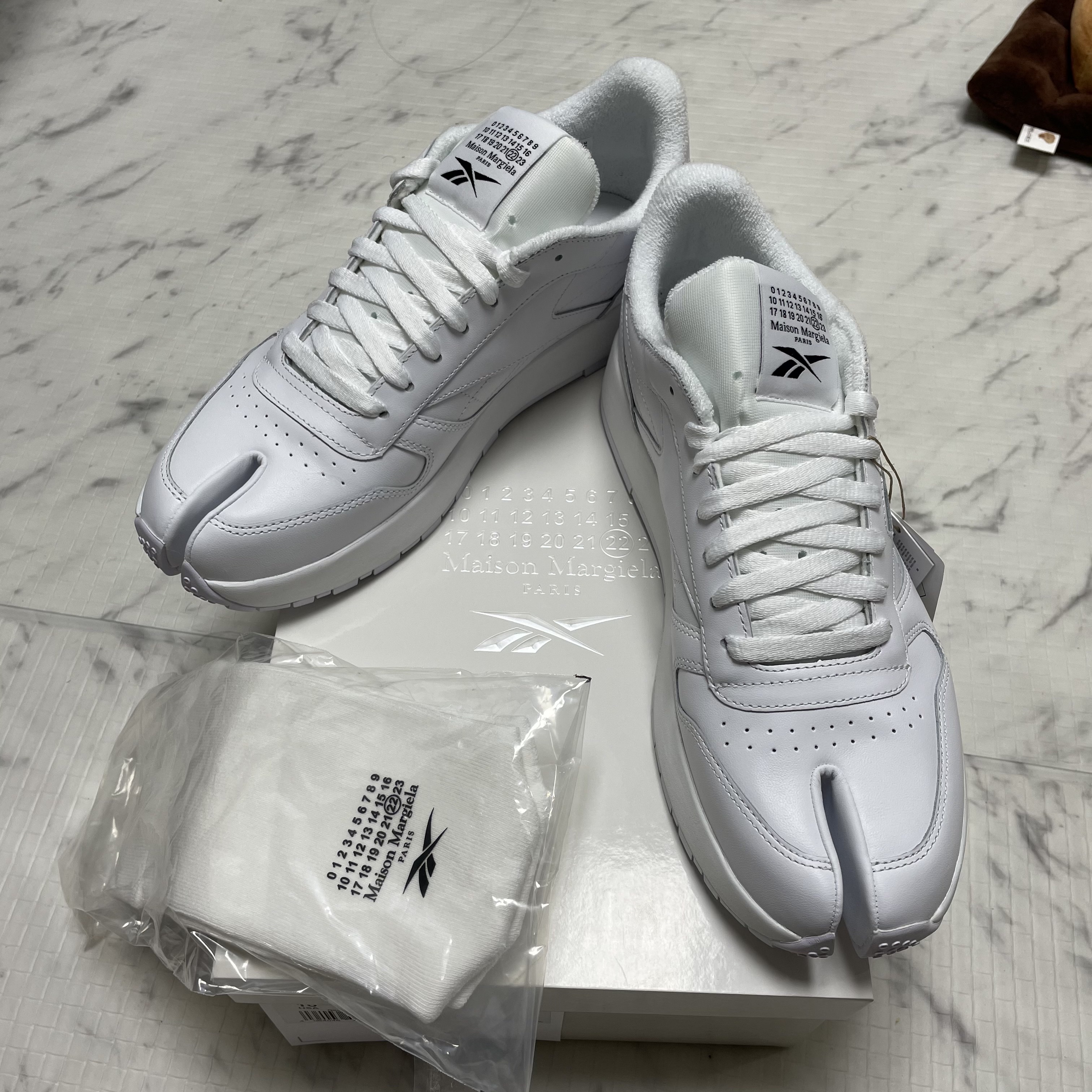 Reebok x Maison Margiela Classic Leather Tabi Shoes White 착용 스타일 - 2