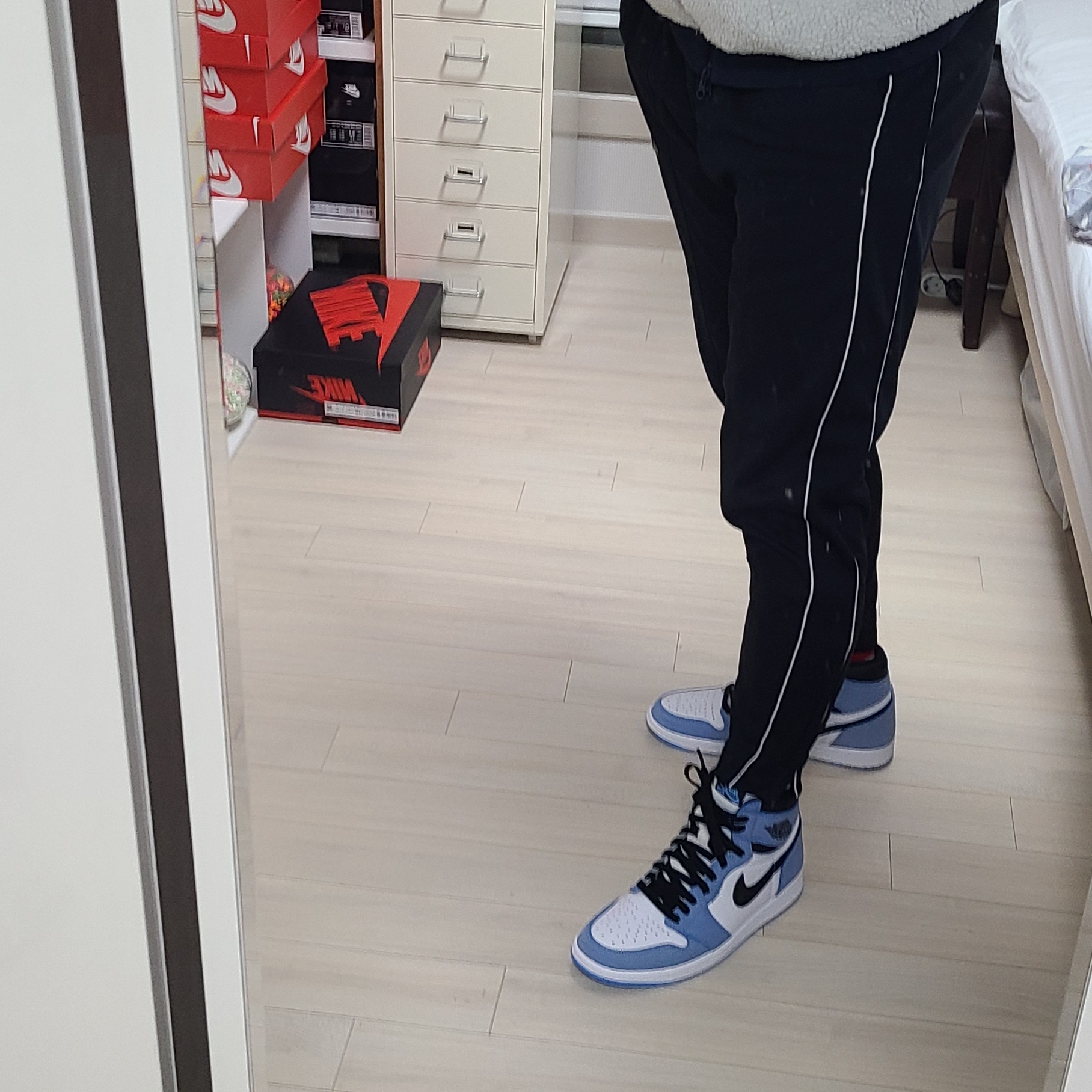 Jordan 1 Retro High OG University Blue 착용 스타일 - 1