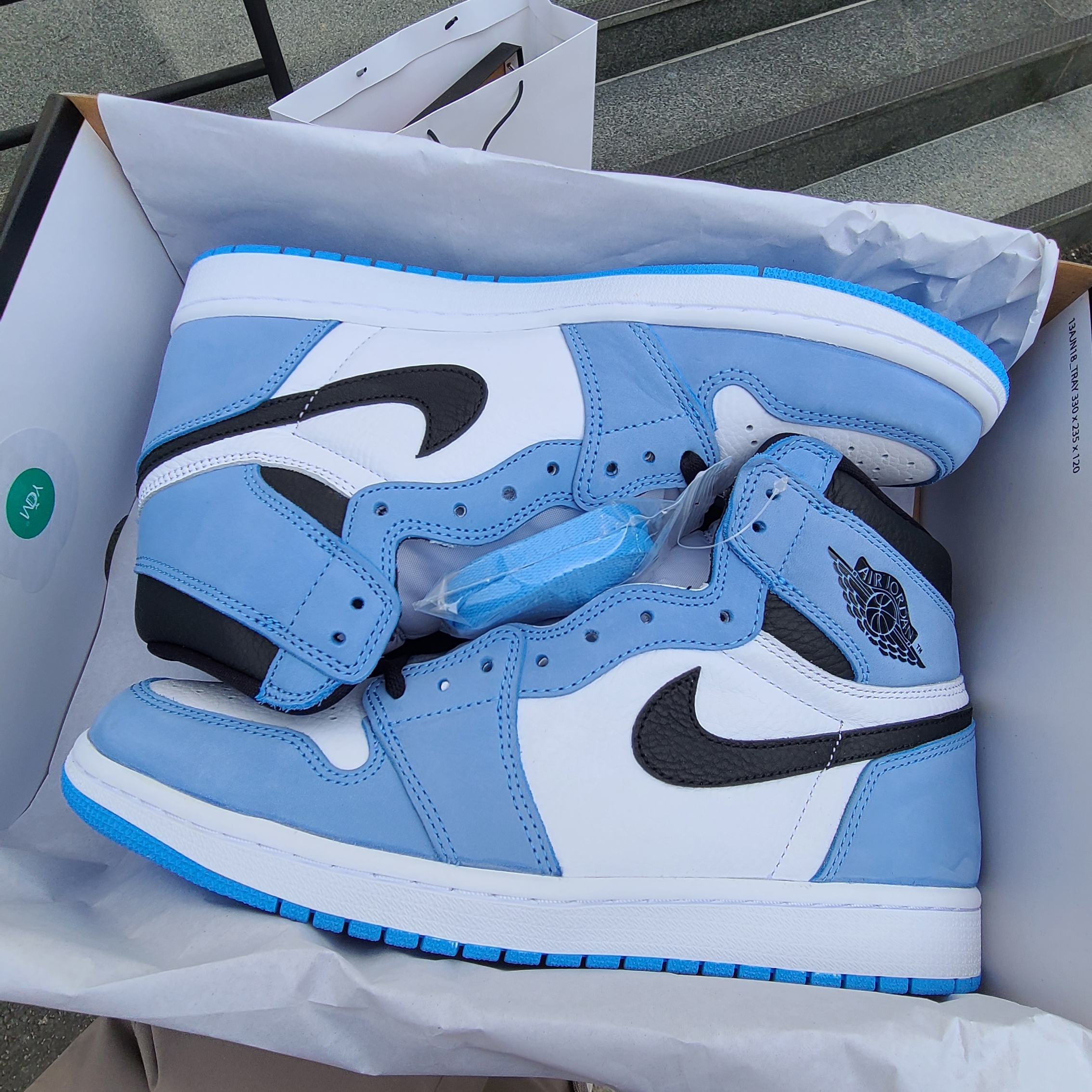 Jordan 1 Retro High OG University Blue 착용 스타일