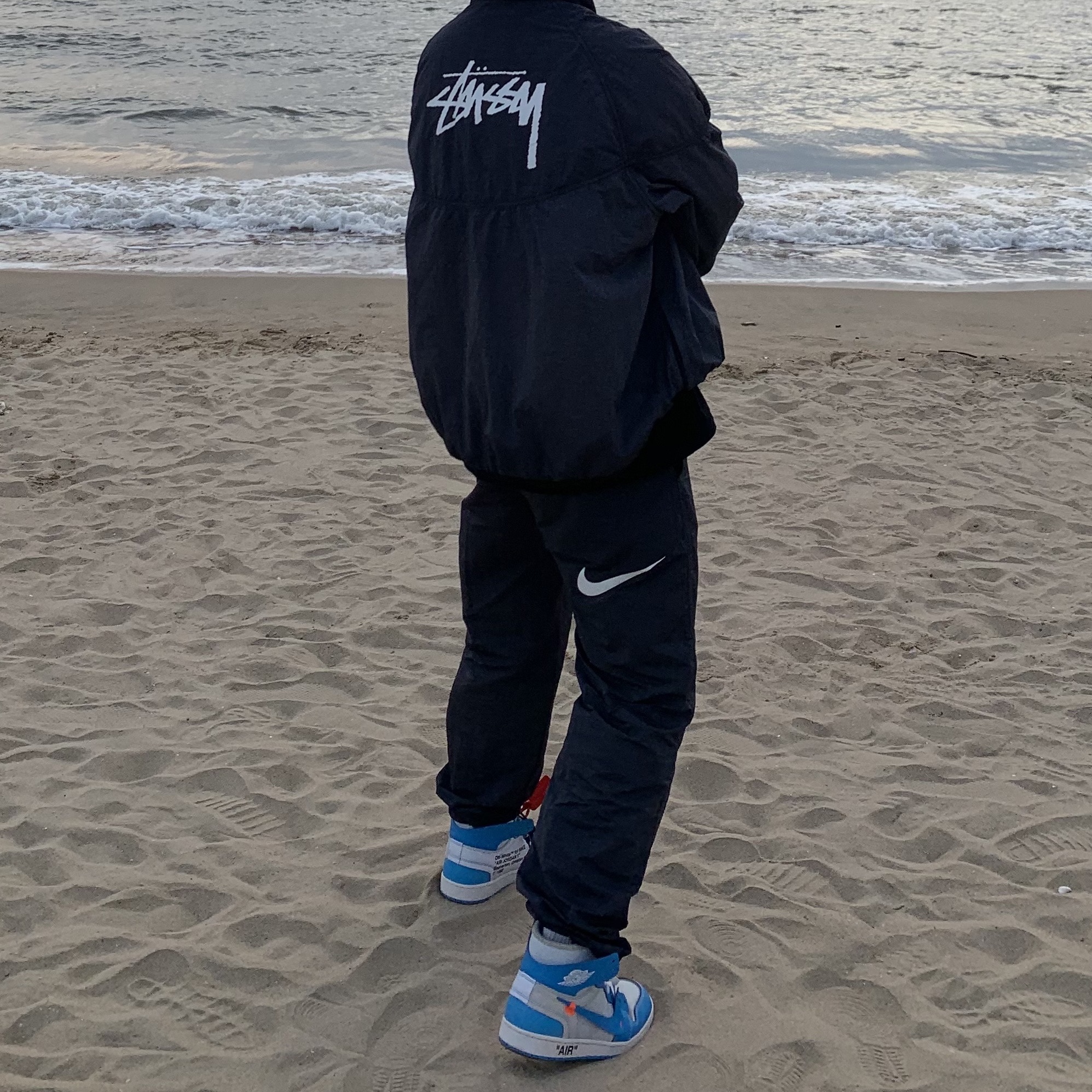 Jordan 1 x Off-White Retro High University Blue, Nike x Stussy Windrunner Jacket Off Noir 착용 스타일