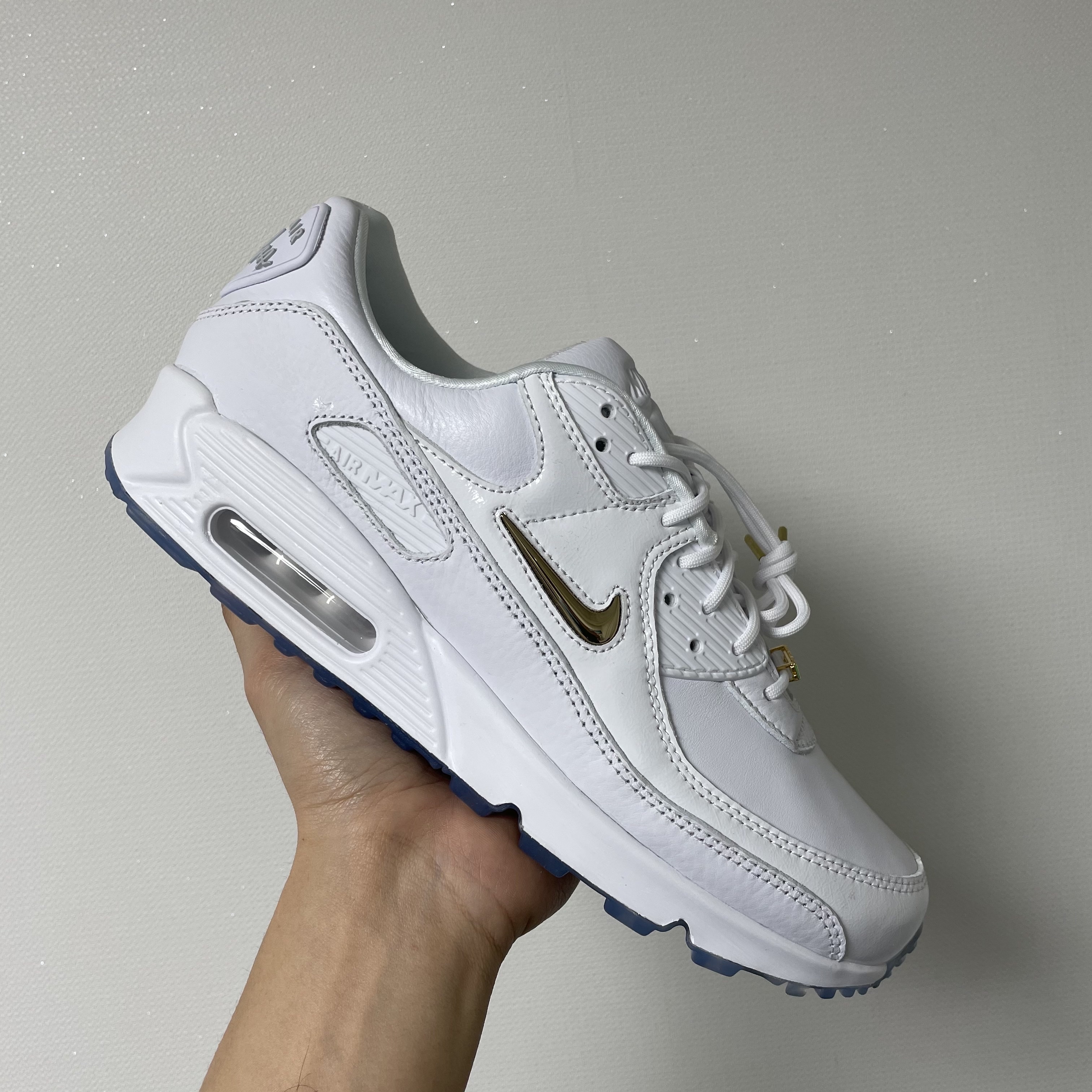 Nike Air Max 90 Pirate Radio White Gold 착용 스타일