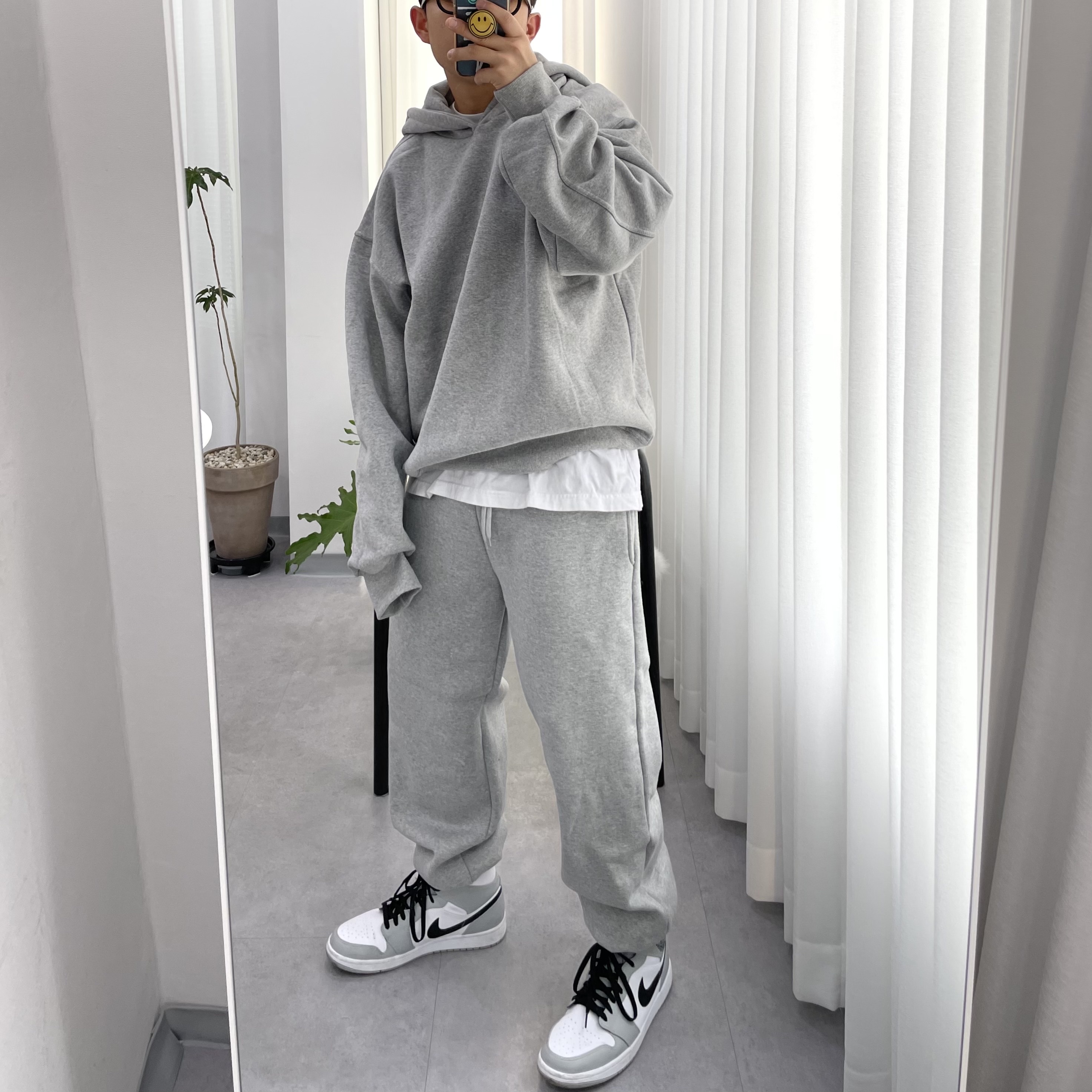 Jordan 1 Mid Light Smoke Grey 착용 스타일 - 3