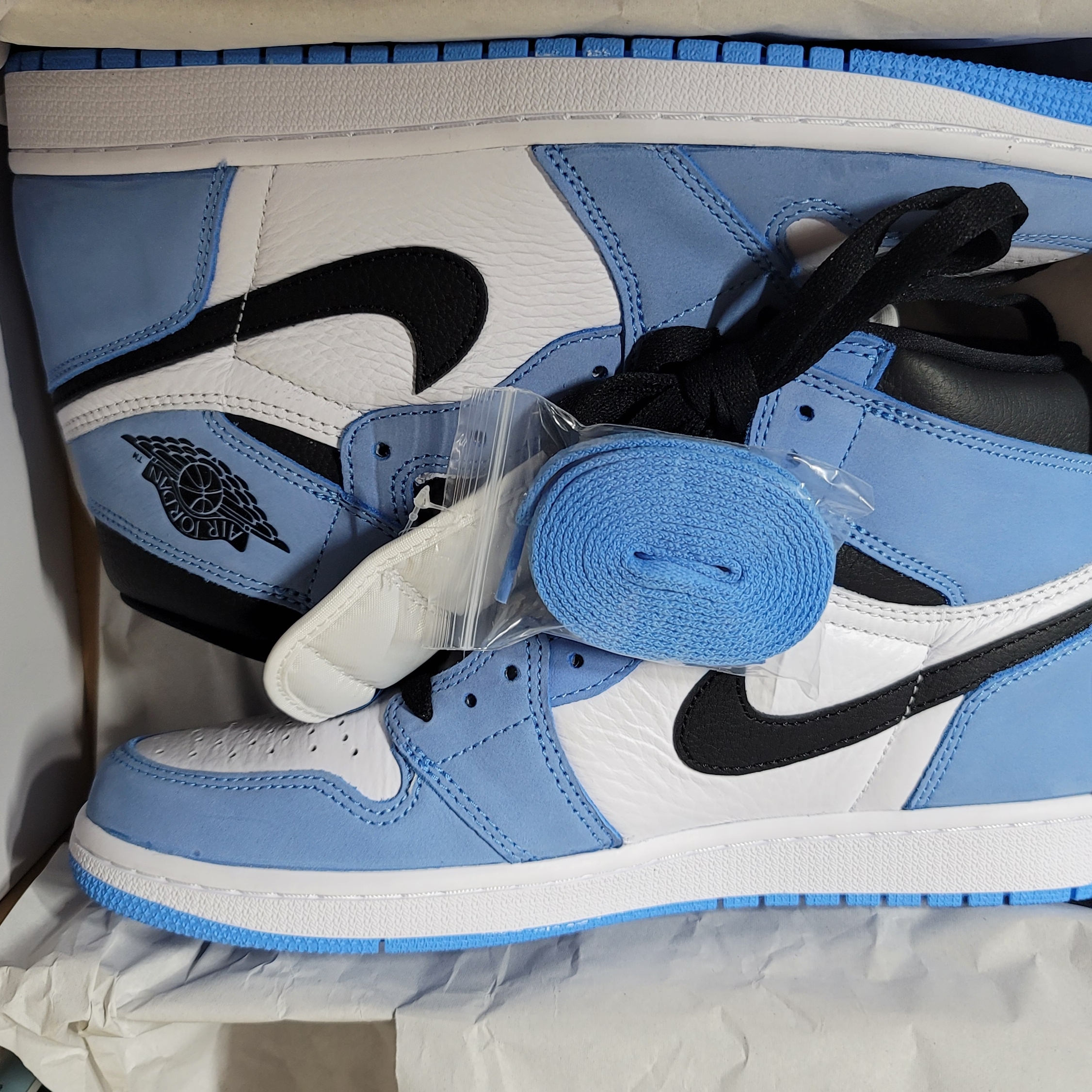 Jordan 1 Retro High OG University Blue 착용 스타일 - 2